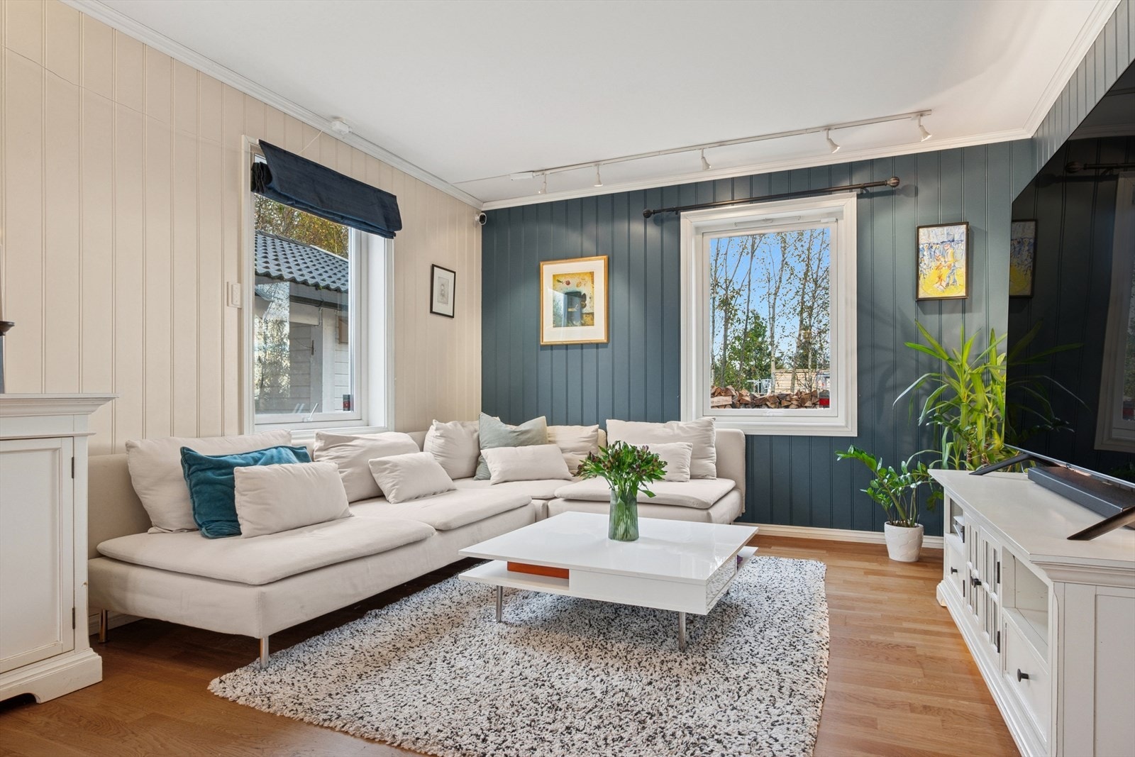 I første etasje finner du en romslig stue med gode møbleringsmuligheter. Galleribilde