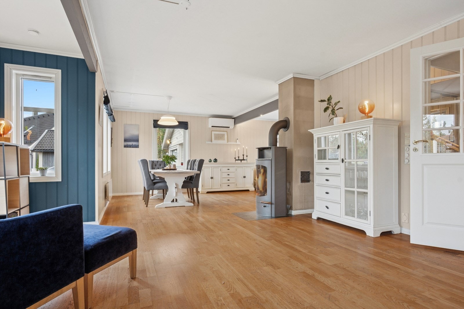 Stuen har både en moderne peisovn og en effektiv varmepumpe, som sikrer et behagelig inneklima året rundt. Galleribilde