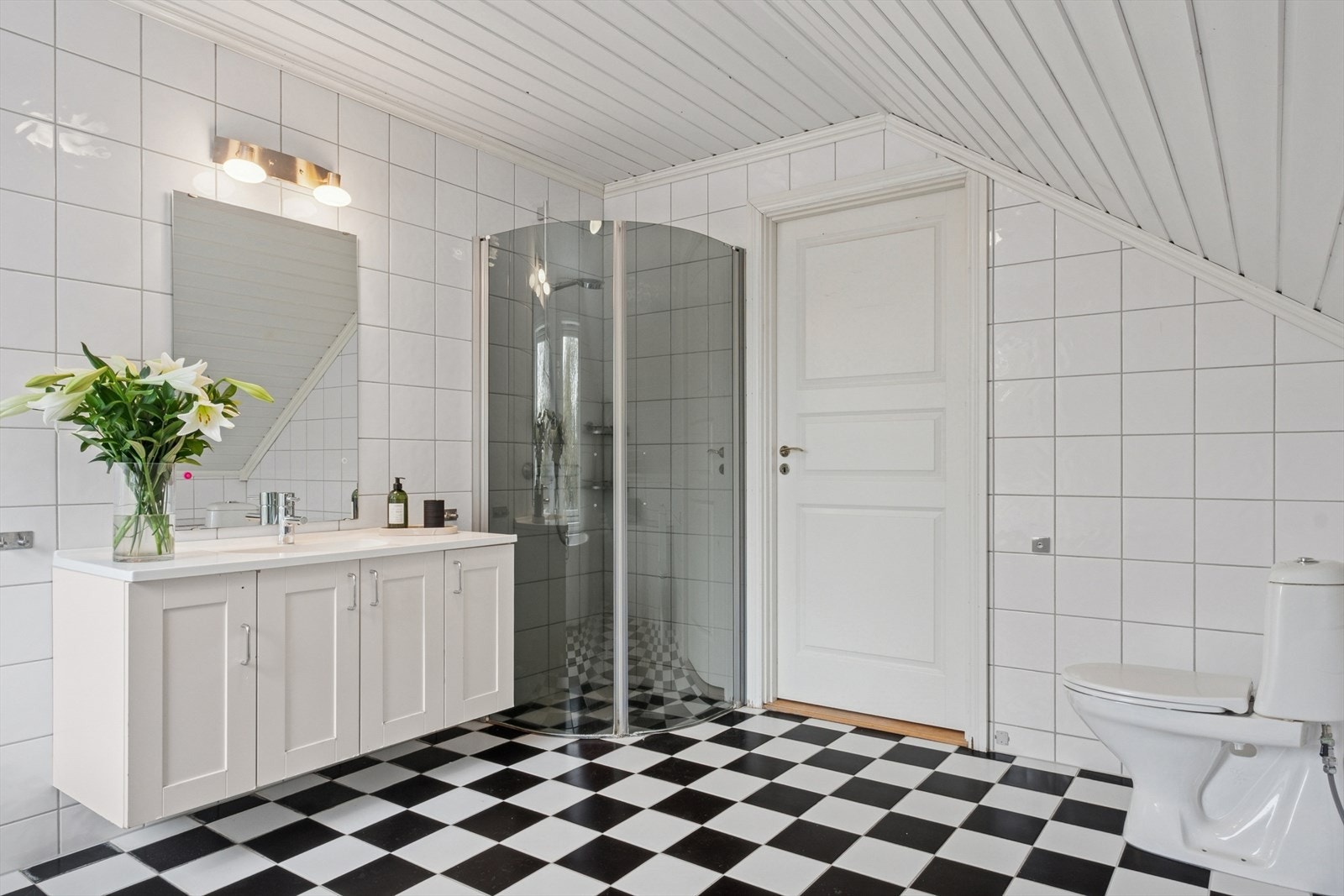 Boligen har to flislagte bad - ett i hver etasje - begge med behagelige varmekabler i gulvet. Galleribilde