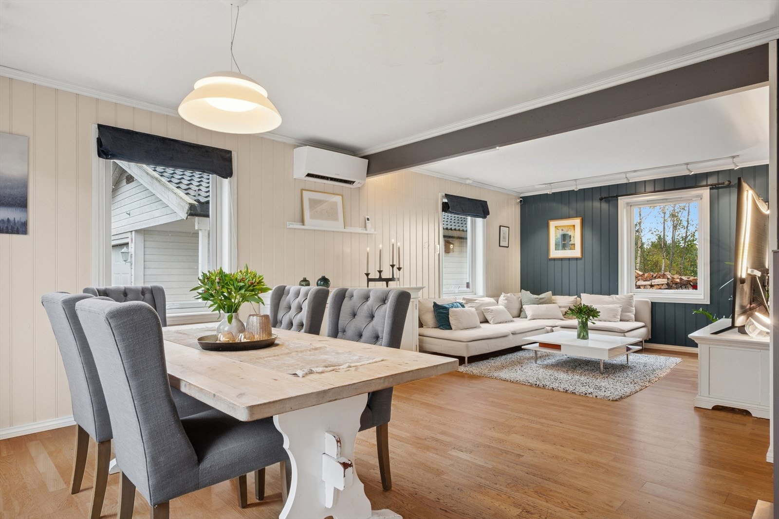 Spisegruppen kan med fordel plasseres i den naturlige sonen mellom kjøkkenet og stuen, noe som skaper en god flyt og et sosialt samlingspunkt i boligen. Galleribilde