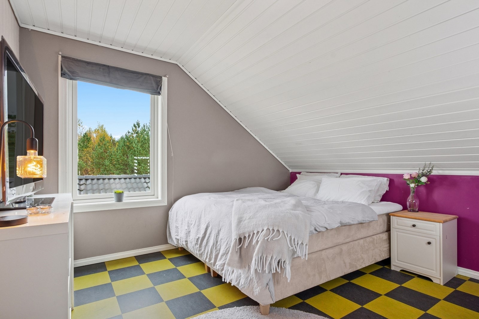 Lyst og romslig soverom. Galleribilde