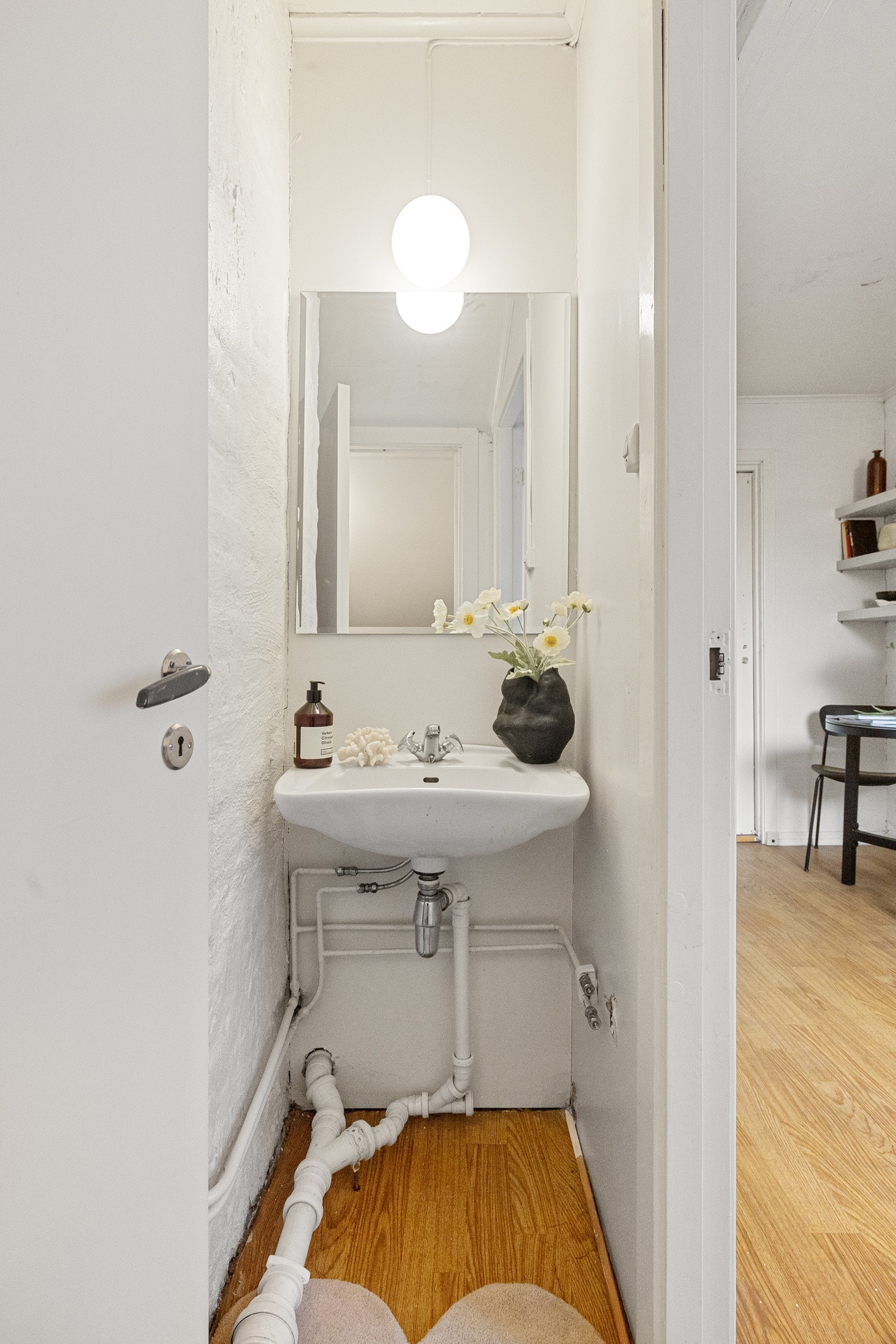 Fra wc-rommet har du også adkomst til et eget rom med vask. Galleribilde