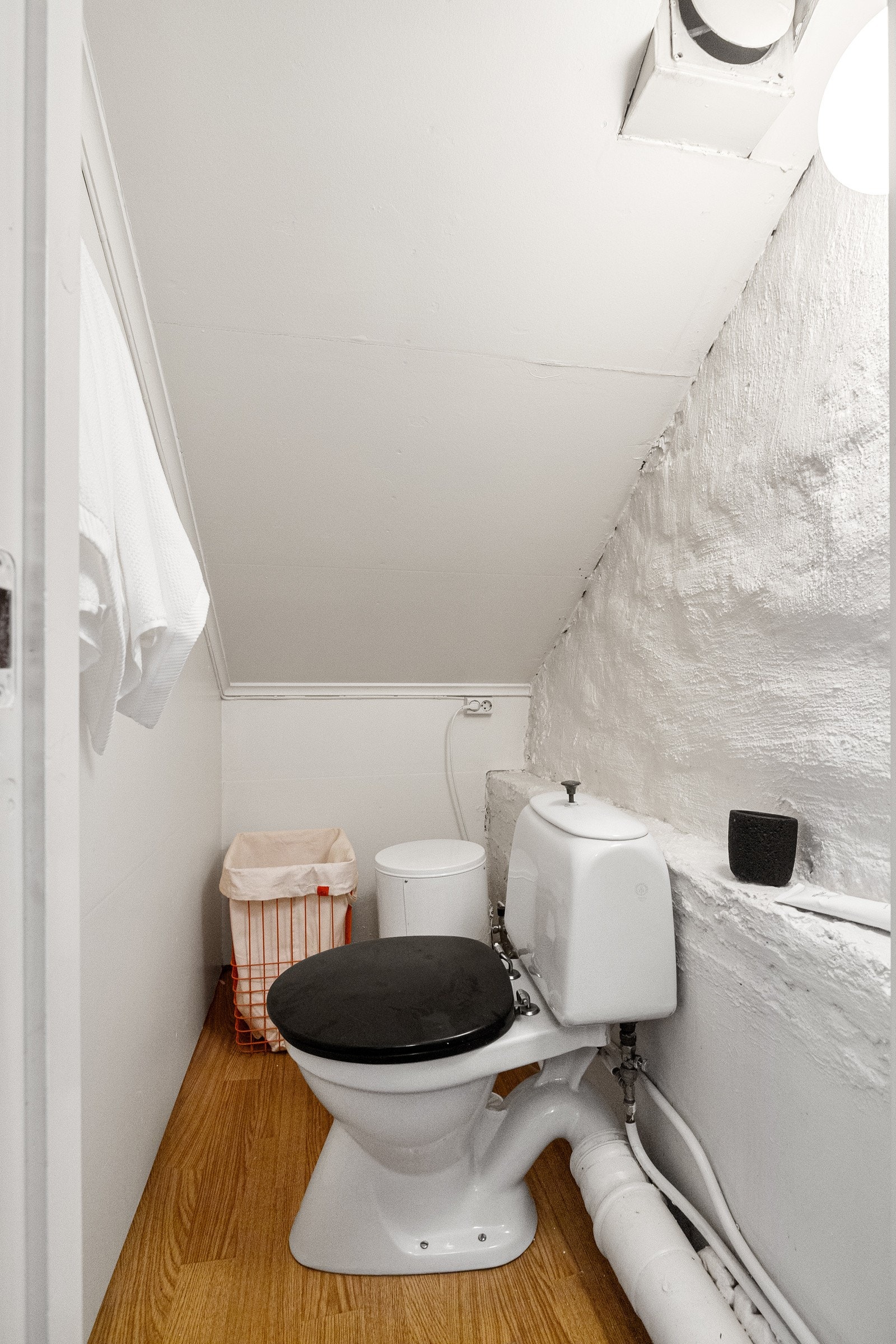 Toalettrommet er innredet med gulvstående wc, og har malt mur og belegg på gulv. Galleribilde