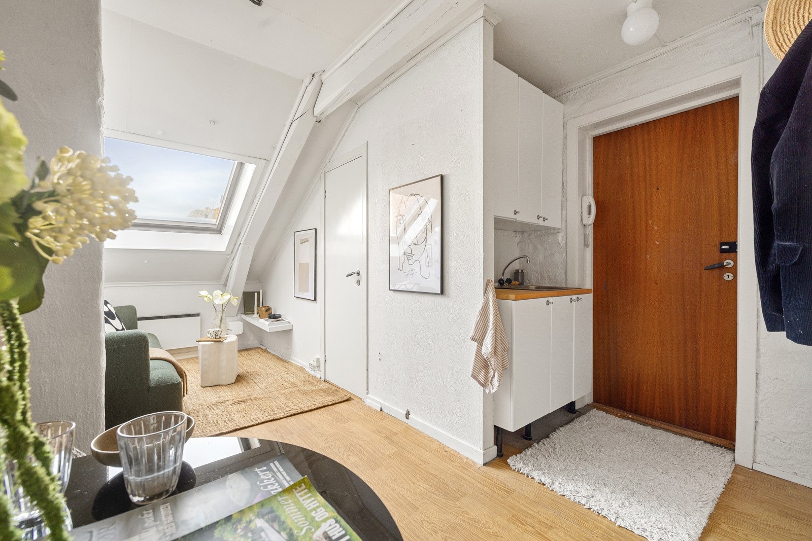 Stuen er lys og innbydende med plass til en liten sofagruppe og spisebord, og takvinduet slipper inn rikelig med naturlig lys. Galleribilde