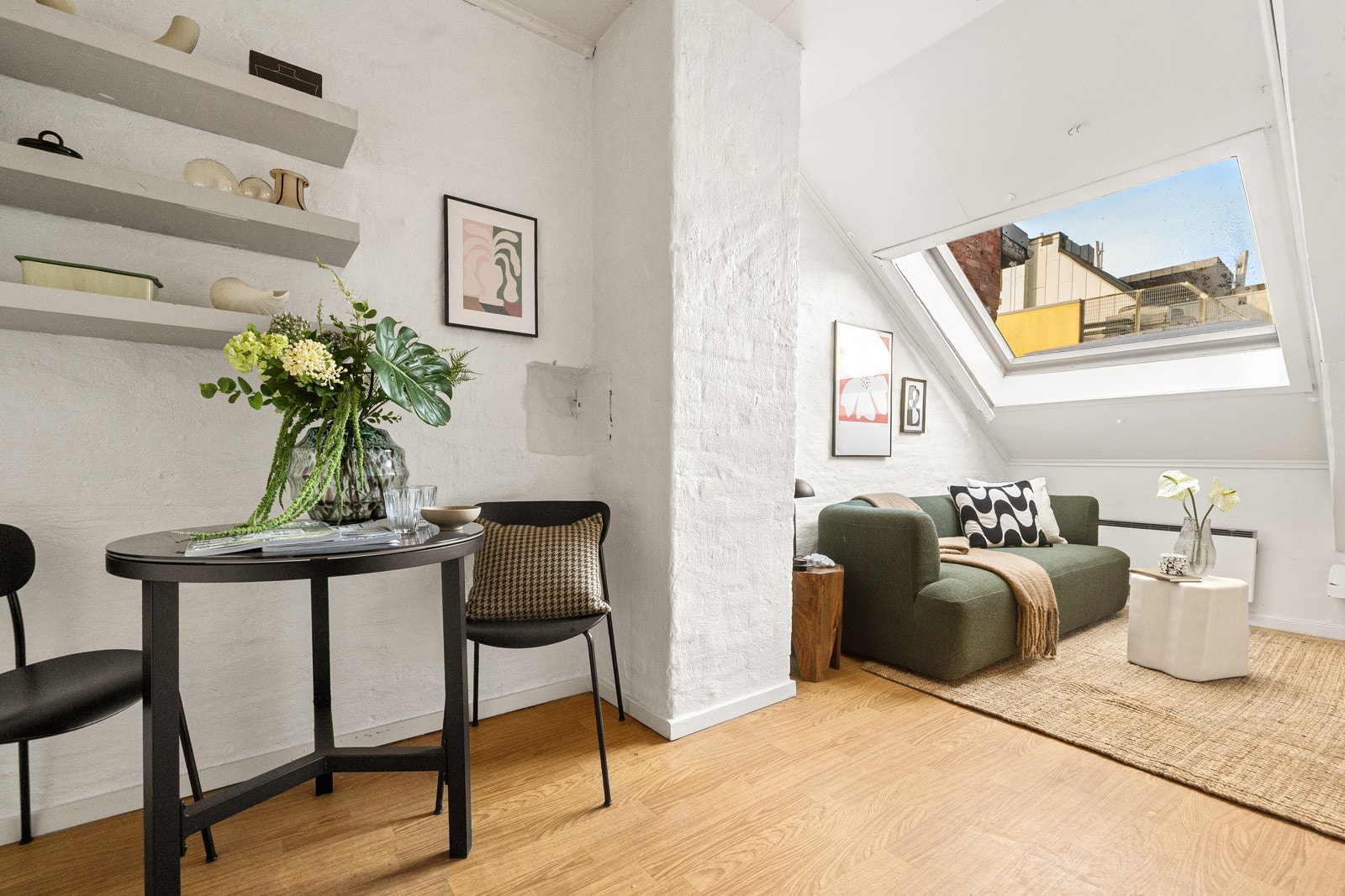 Velkommen til Vibes gate 2 - Her har vi gleden av å presentere en sjarmerende loftsleilighet beliggende i et urbant og svært sentralt område på Majorstuen. Galleribilde