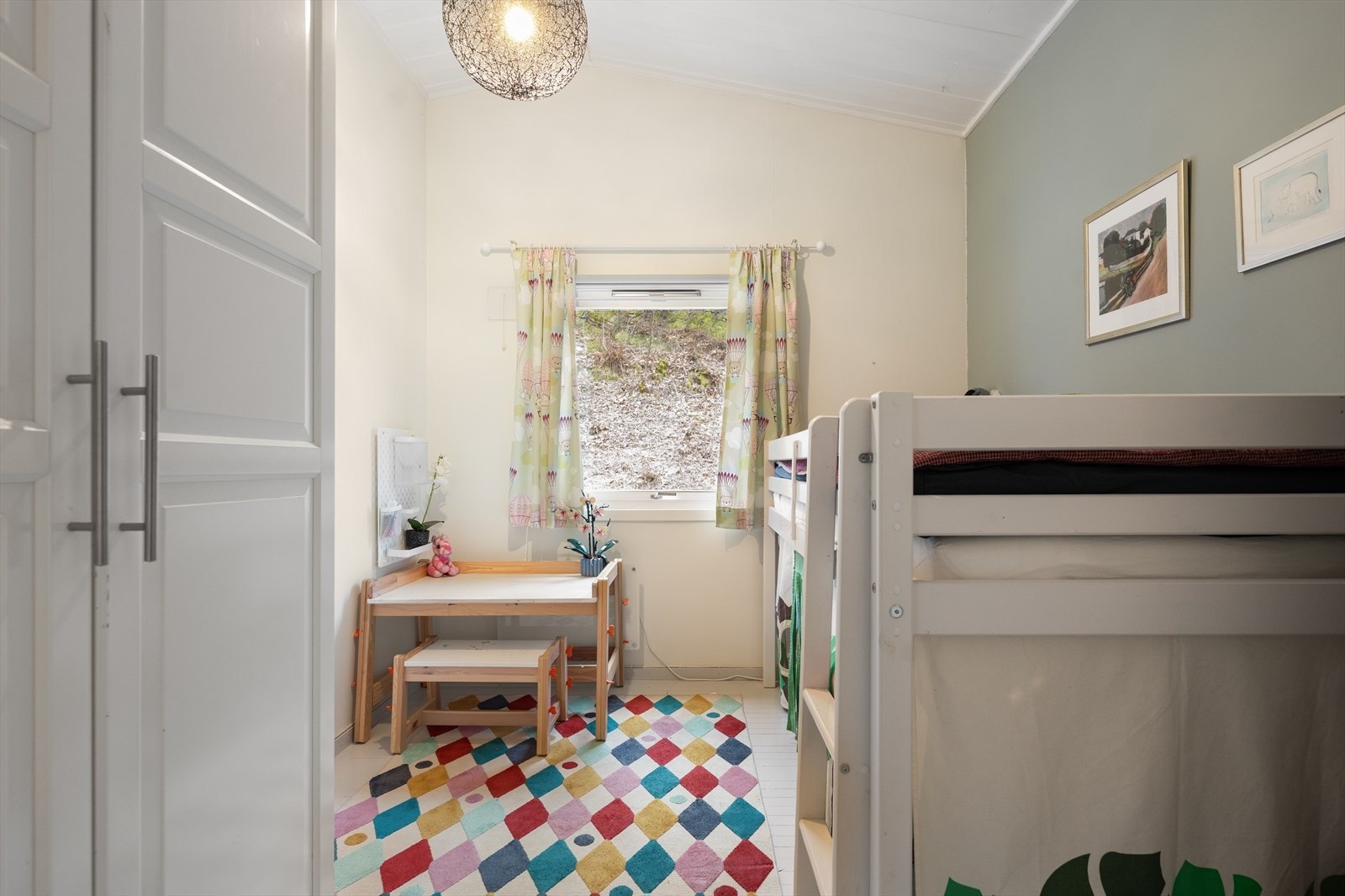 Soverom 3. Samtlige rom har meget god takhøyde som sørger for en god romfølelse. Galleribilde