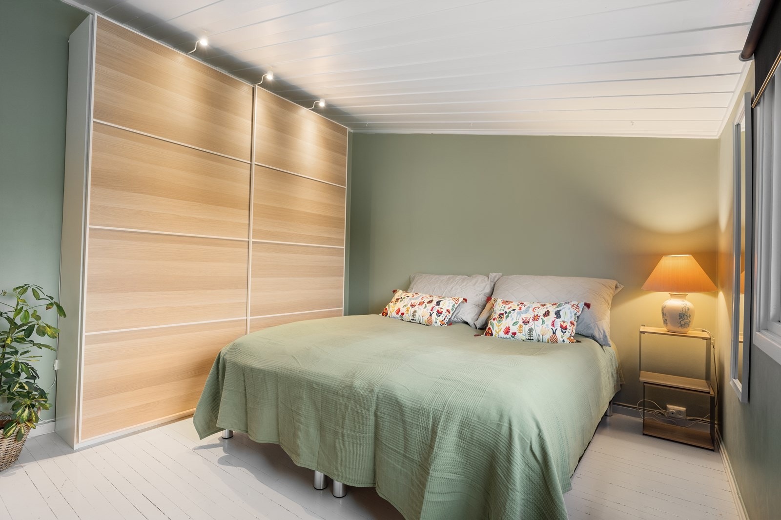 Rommet er innredet med skyvedørsgarderobe som vil medfølge. Galleribilde