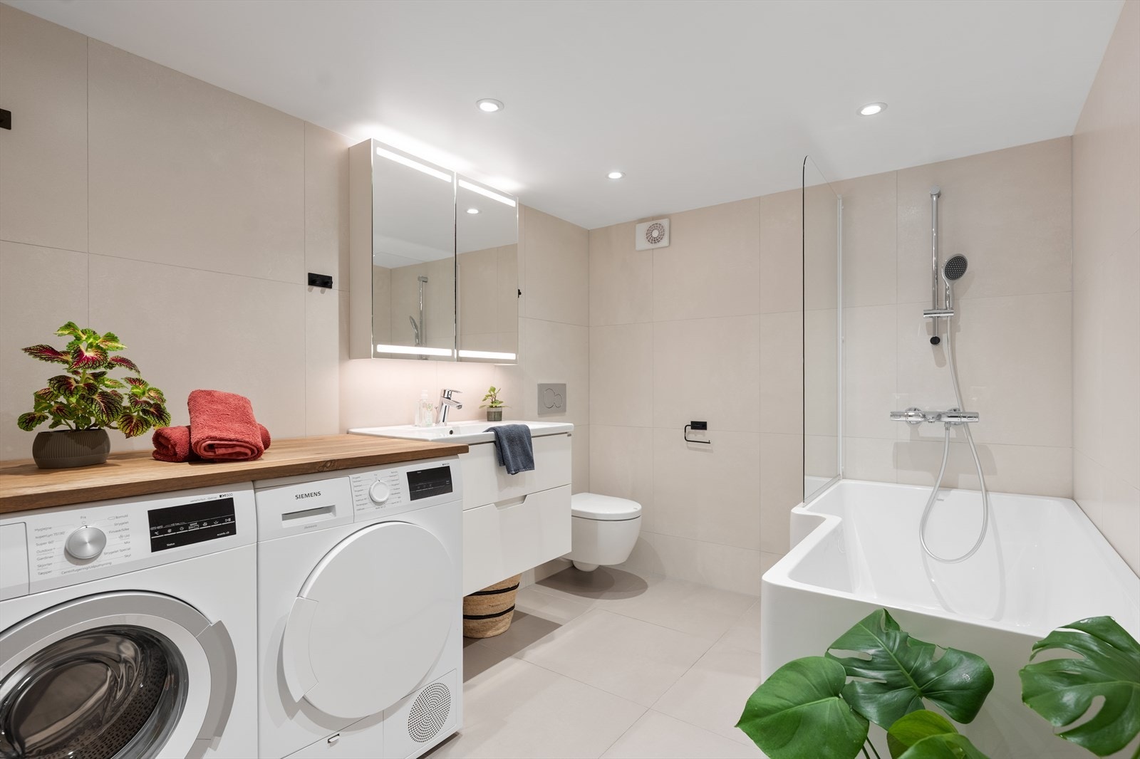 Badet i underetasjen er nytt fra 2020, og har opplegg for vaskemaskin og tørketrommel. Galleribilde