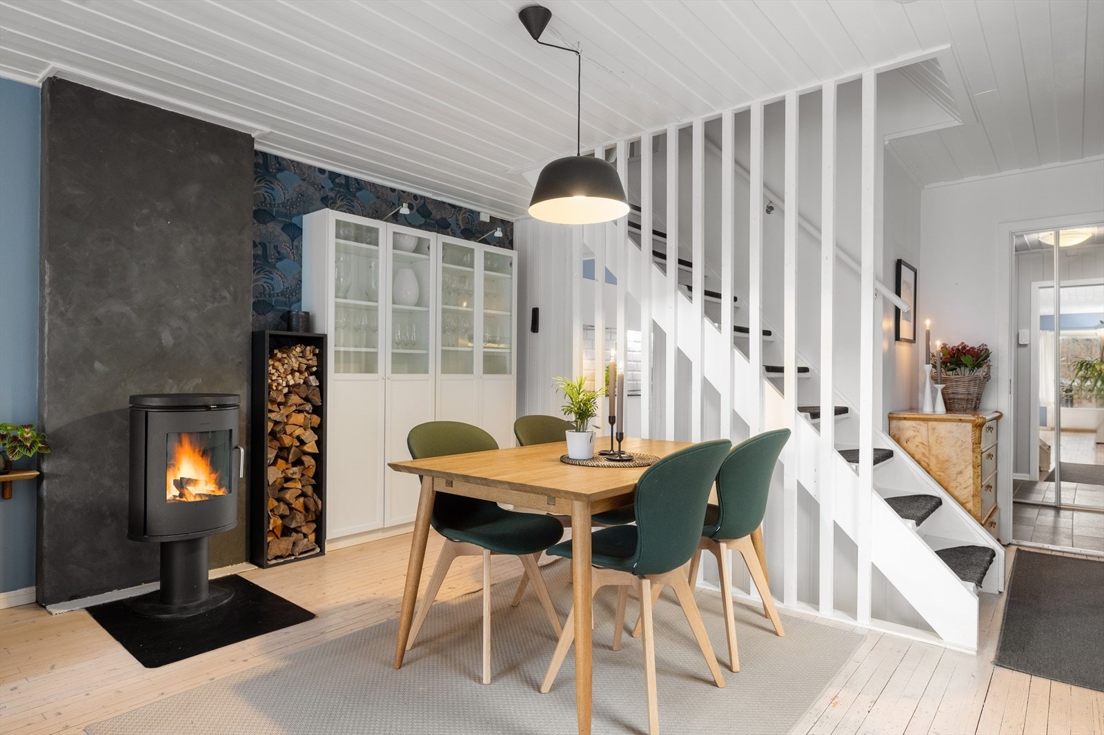 Stuen er malt i tidsriktige fargevalg, med herlige kontraster. Galleribilde