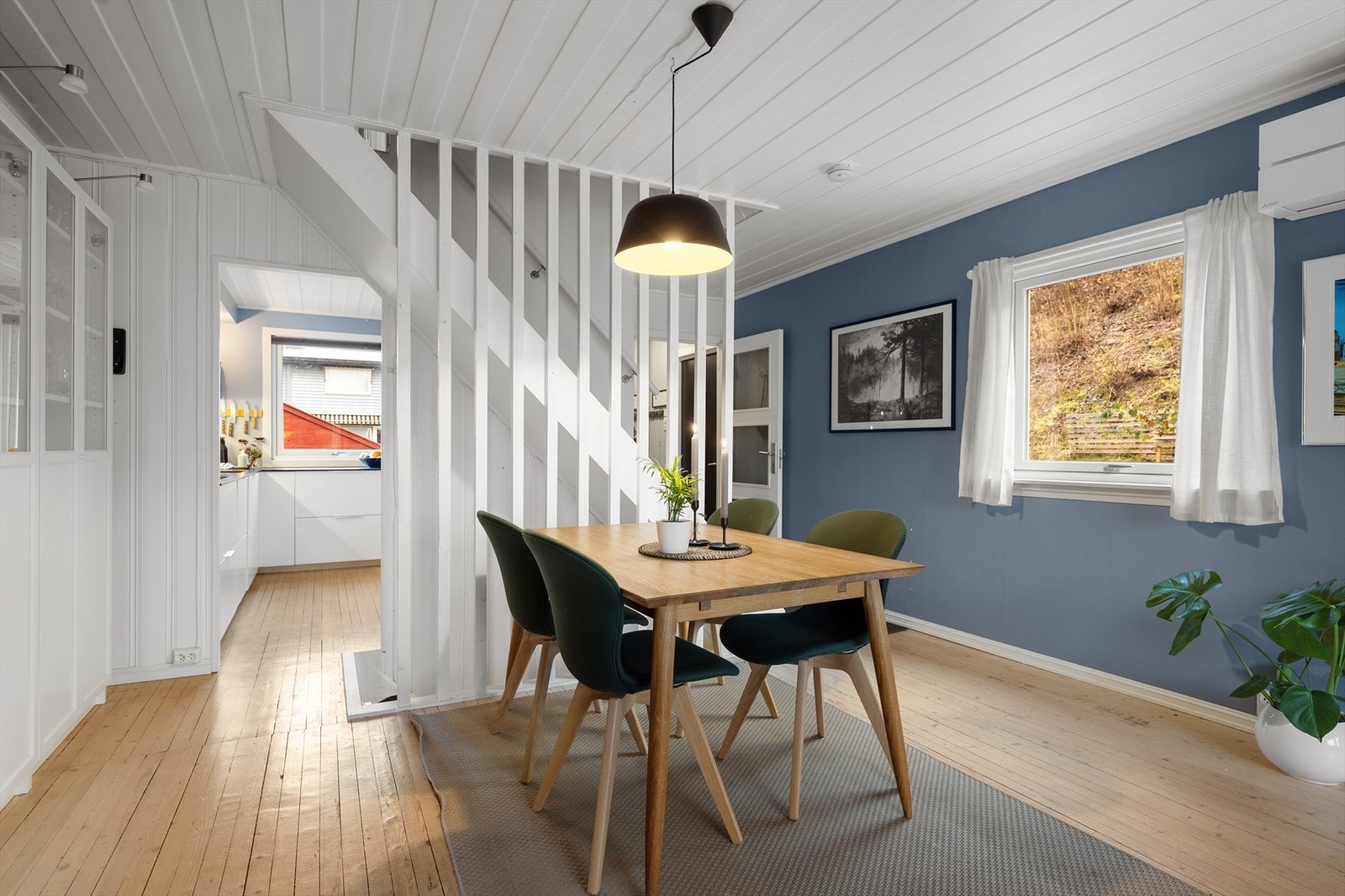 Kjøkkenet ligger praktisk i delvis åpen løsning til stuen. Galleribilde