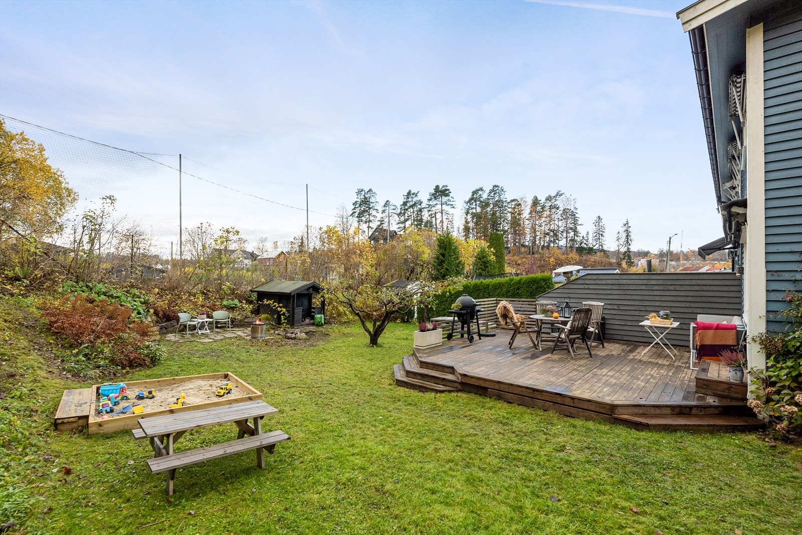 Her kan du nyte gode solforhold på den romslige tomten. Galleribilde