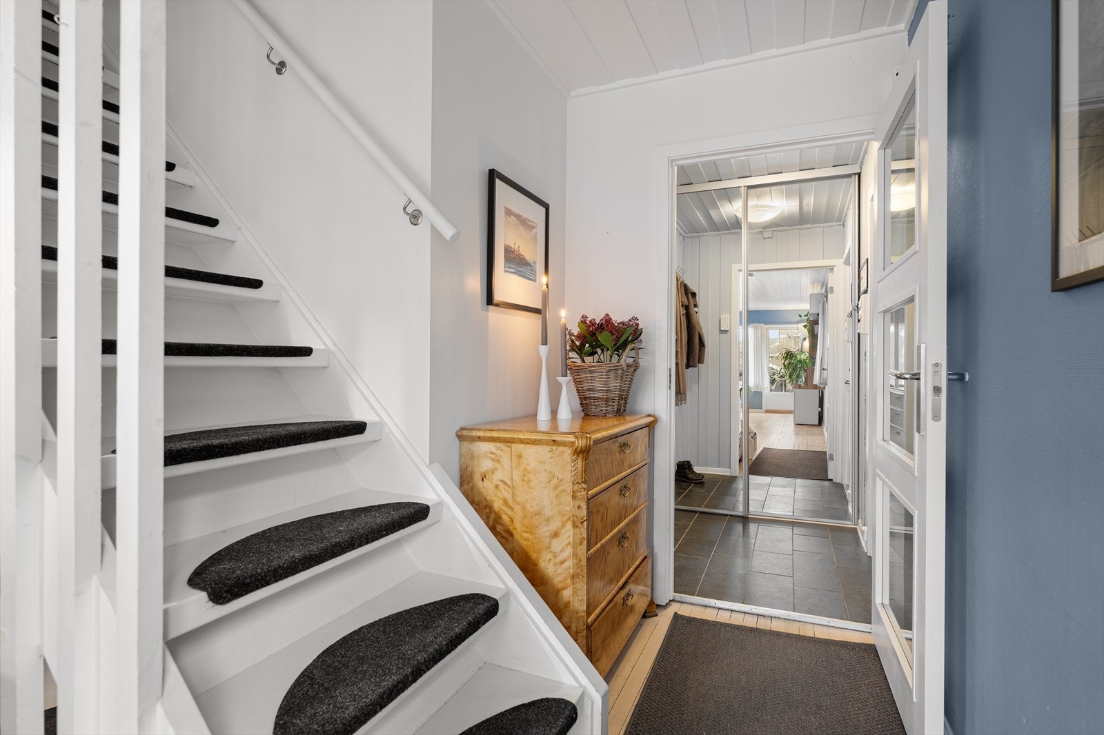 Videre inn kommer du til stue og kjøkken. Galleribilde