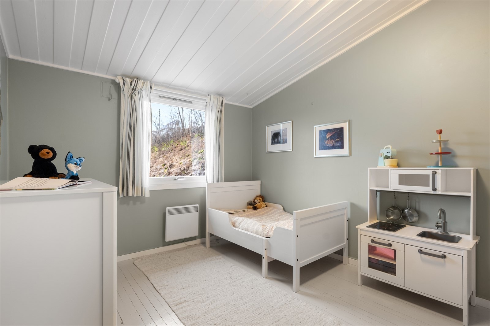 Soverom 2 er også av god størrelse, og er malt i tidsriktige fargevalg. Galleribilde