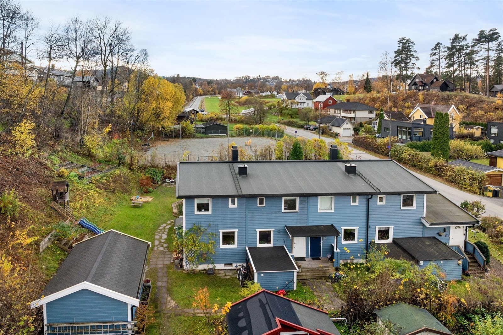 Boligen ligger i gangavstand til Asker stasjon, hvor toget kan ta deg i retning av Drammen og Oslo. Galleribilde