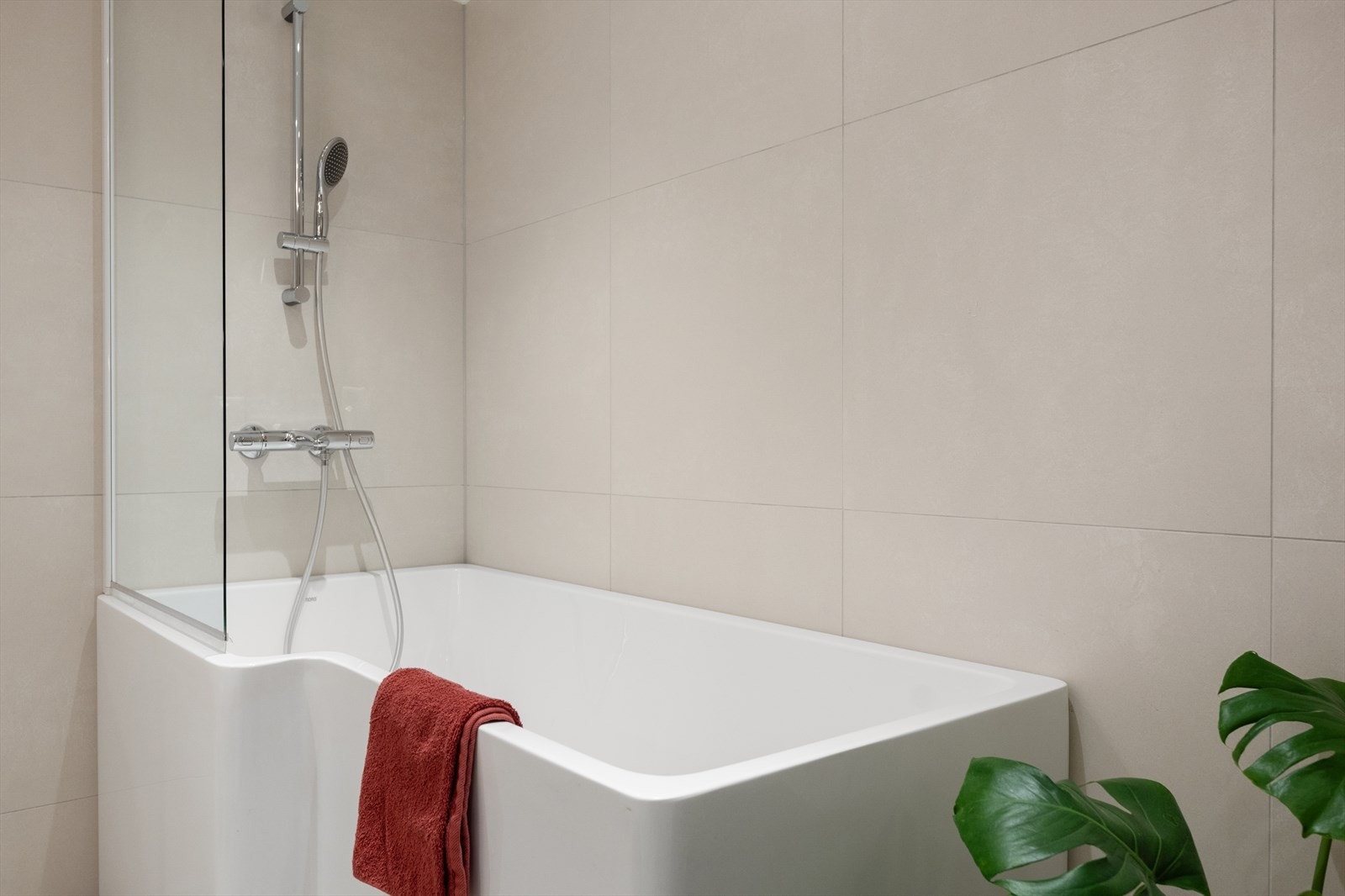 Badet er utstyrt med badekar- perfekt for barnefamiliene. Galleribilde