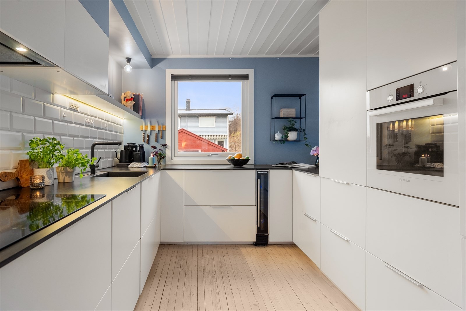 Det lyse kjøkkenet er fra 2013 og har integrerte hvitevarer som vil medfølge. Galleribilde