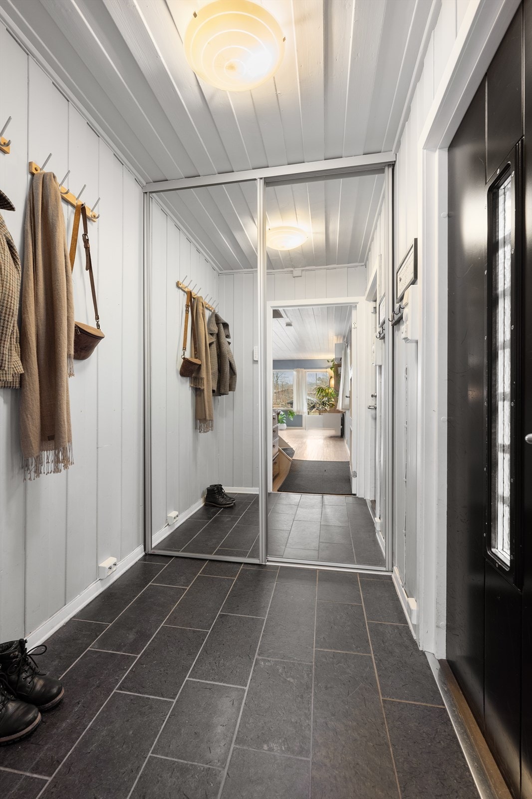 Velkommen inn! Entréen er innredet med romslig skyvedørsgarderobe og har varme i gulv for ekstra komfort. Galleribilde