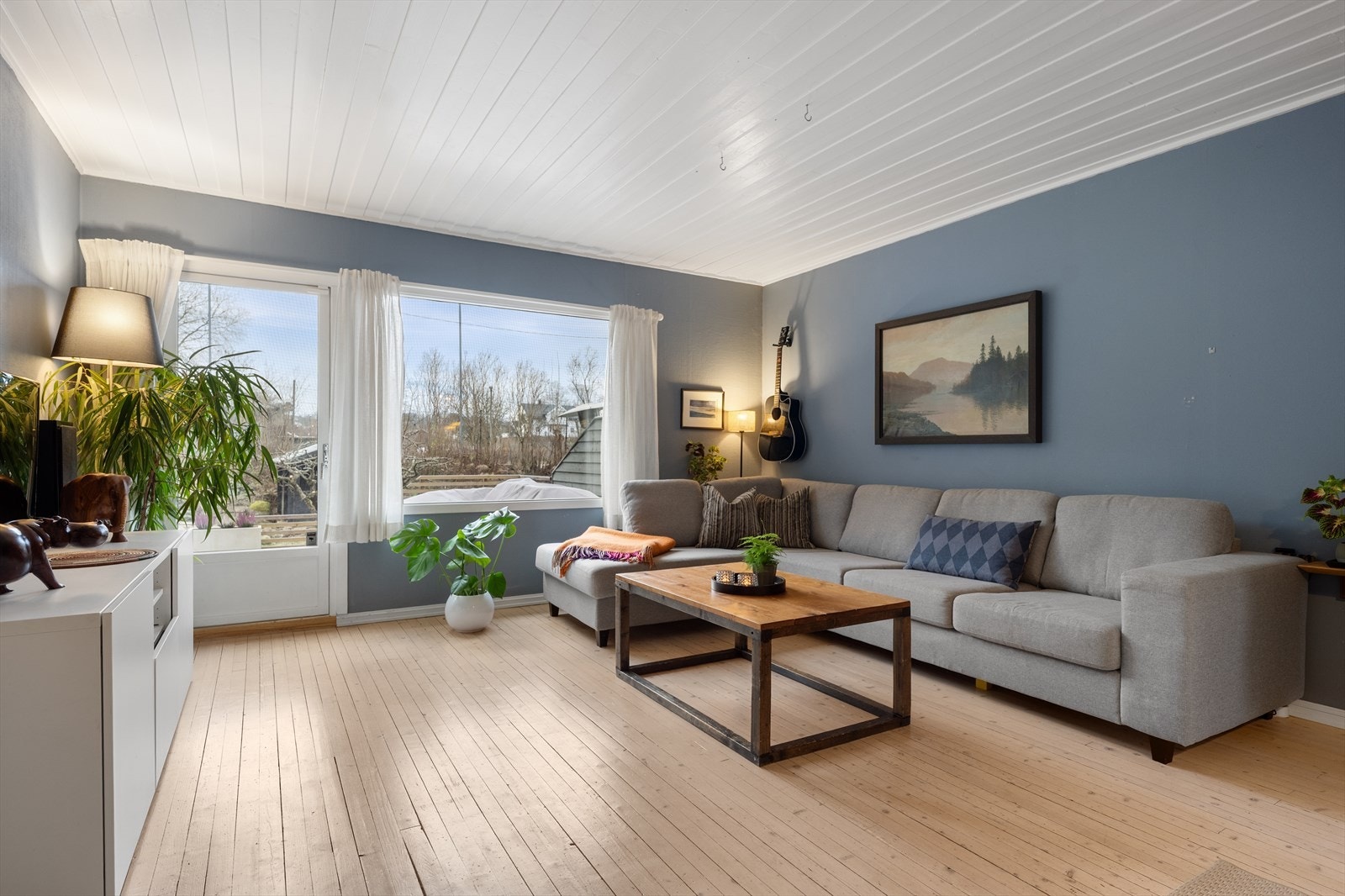 De vide vindusflatene sørger for både god atmosfære, samt god romfølelse. Galleribilde