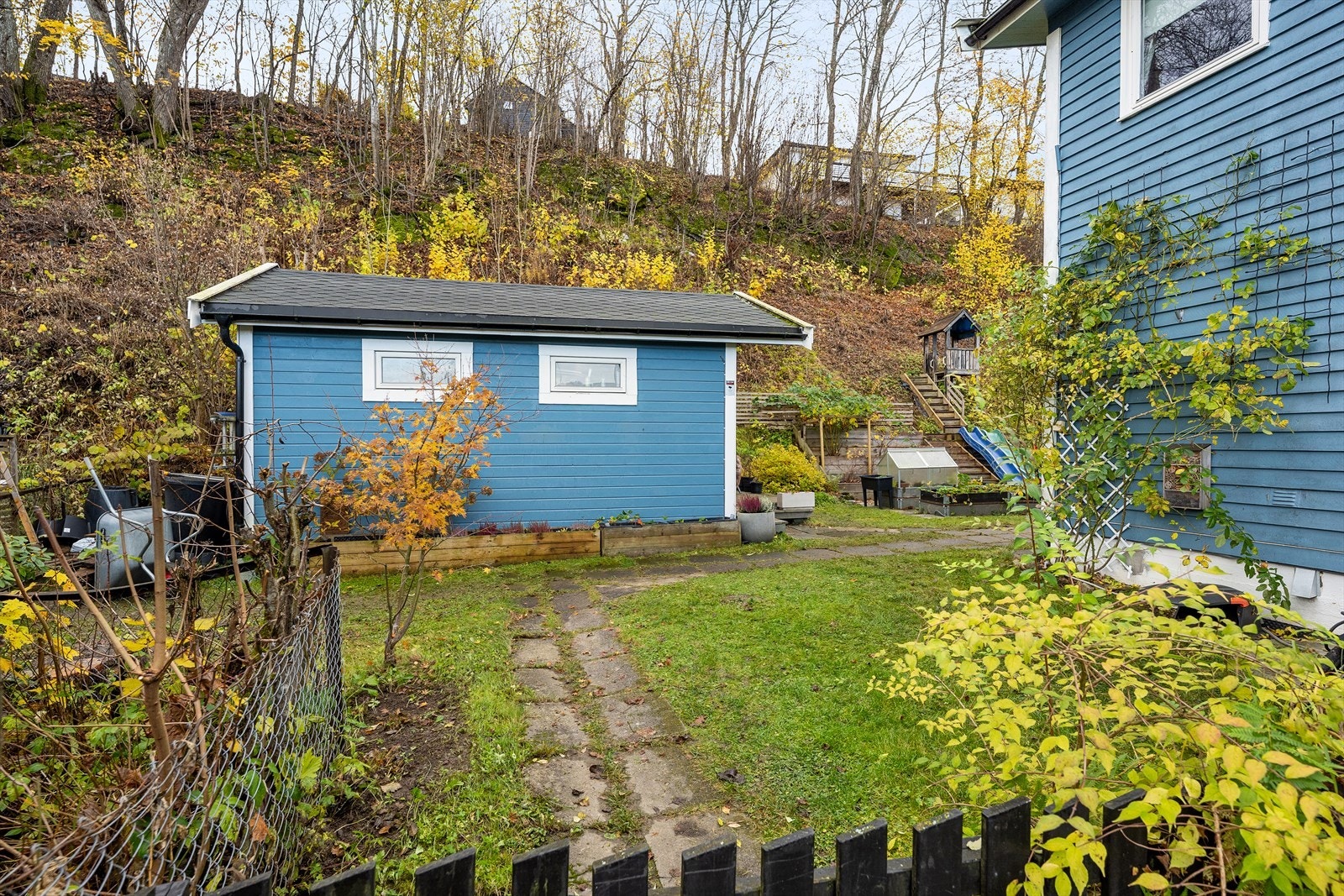 I nyere tid er det bygget en isolert utebod. Galleribilde