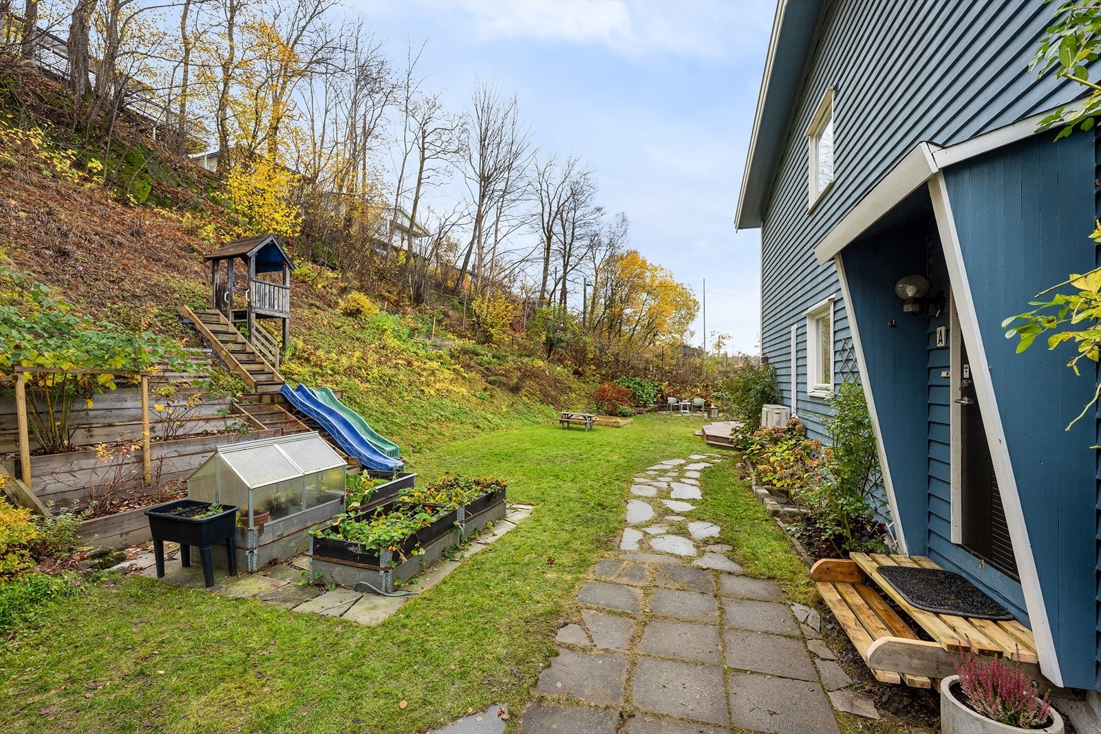 Det medfølger garasjeplass i felles garasjerekke. Galleribilde