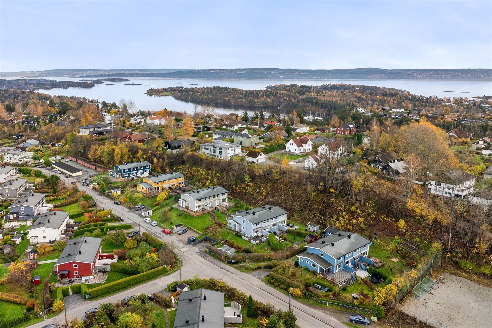 Fra boligen er det en 8 minutters sykkeltur til populære Hvalstrand bad. Galleribilde