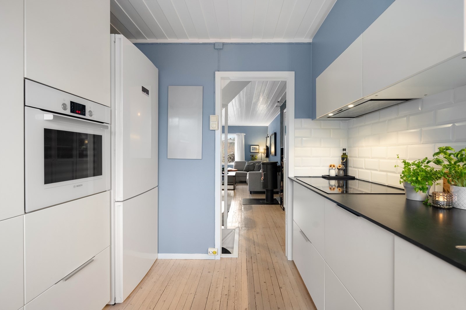 På kjøkkenet er det nytt vindu satt inn i 2024, som sørger for naturlig lys inn. Galleribilde