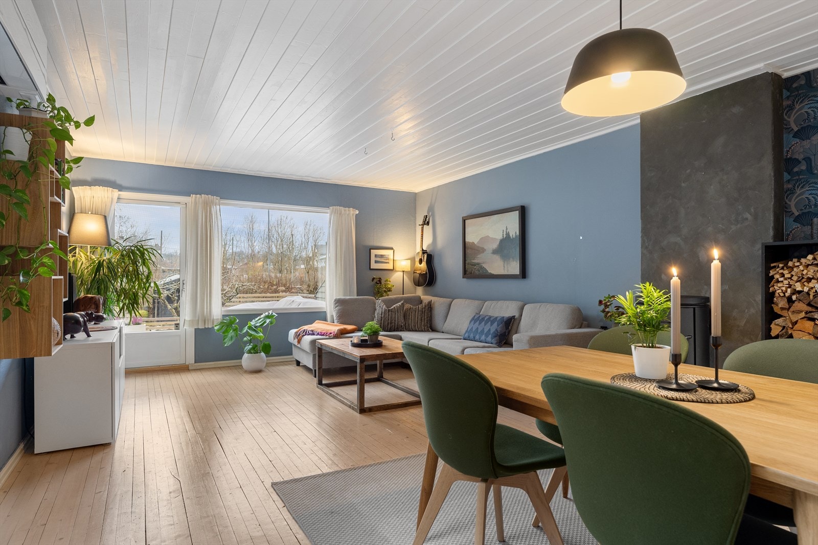 Varmen i boligen kan suppleres av en nyere luft-til-luft varmepumpe som ble installert i stuen i 2022 Galleribilde