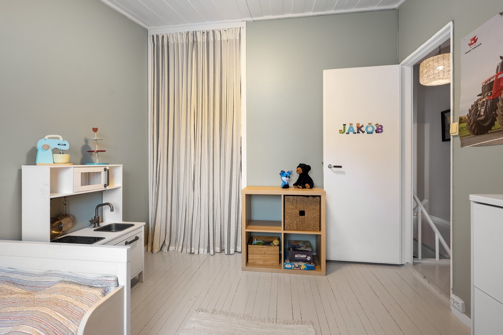 Rommet er innredet med "walk-in" garderobe. Galleribilde