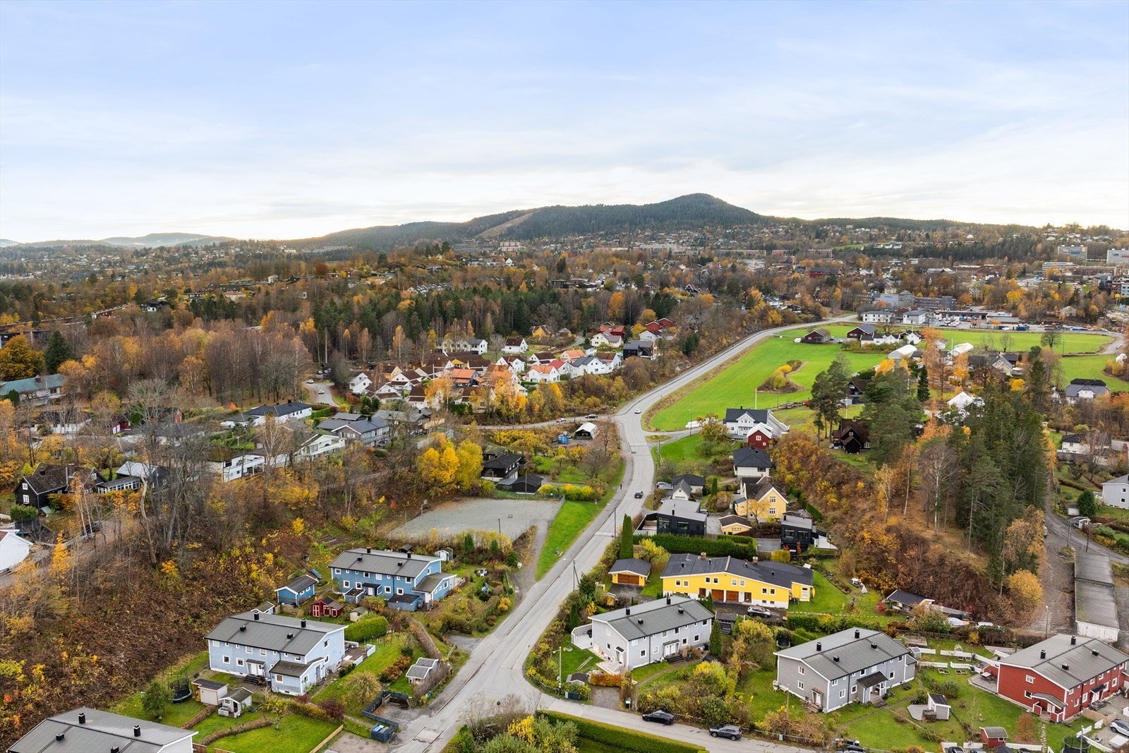 Nærområdet byr på rikelig med rekreasjonsmuligheter sommer som vinter. Her er det kort vei til alpinbakke, Risenga idrettsanlegg m.m. Galleribilde
