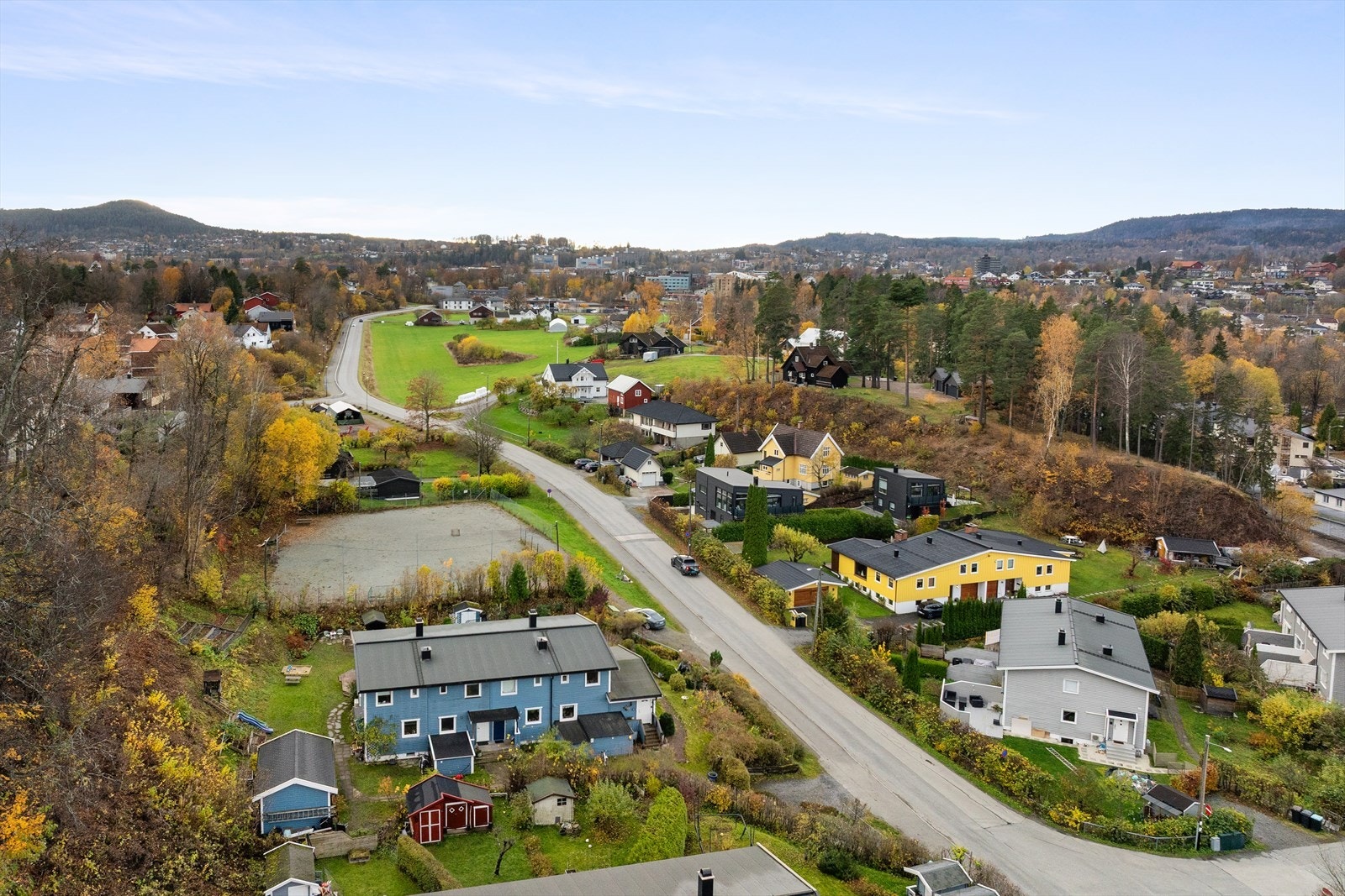 Asker sentrum ligger i gangavstand til boligen. I Asker sentrum finner du kjøpesenter, hyppige togavganger, restauranter, kino m.m Galleribilde