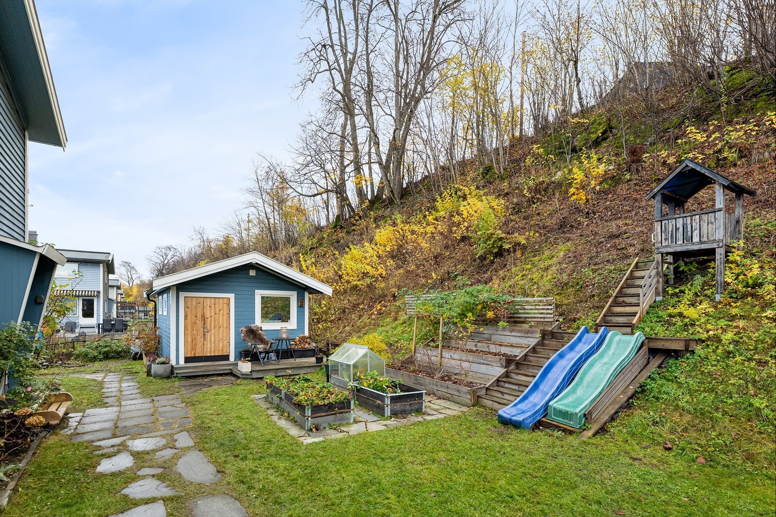 Tomten er pent opparbeidet med lekeområder, div. beplantninger og isolert snekkerbu. Galleribilde