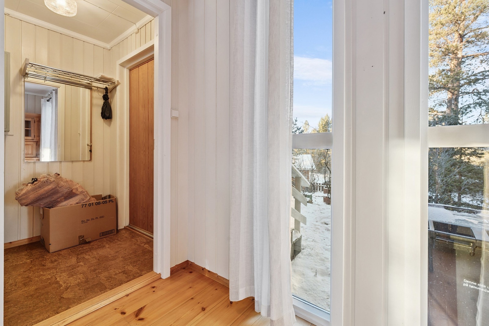 Fra stuen er det åpen løsning mot entreen. Galleribilde