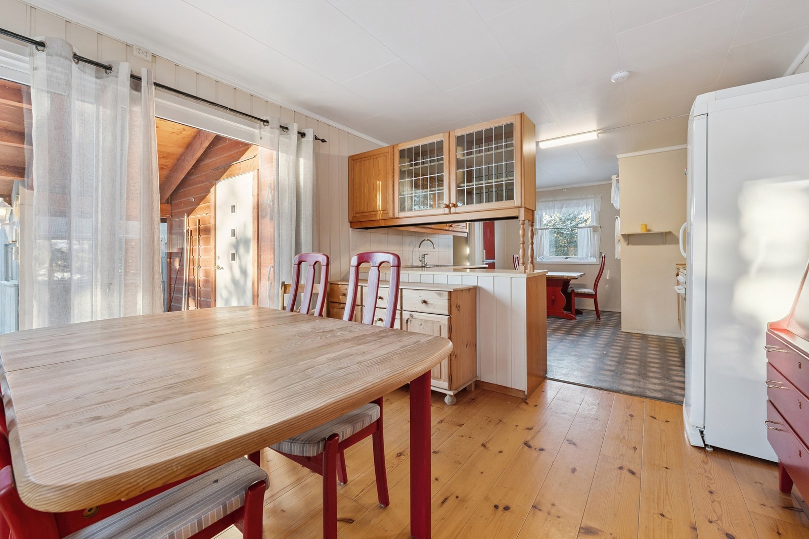 Fra spisestuen er det direkte utgang til en overbygget terrasse. Galleribilde