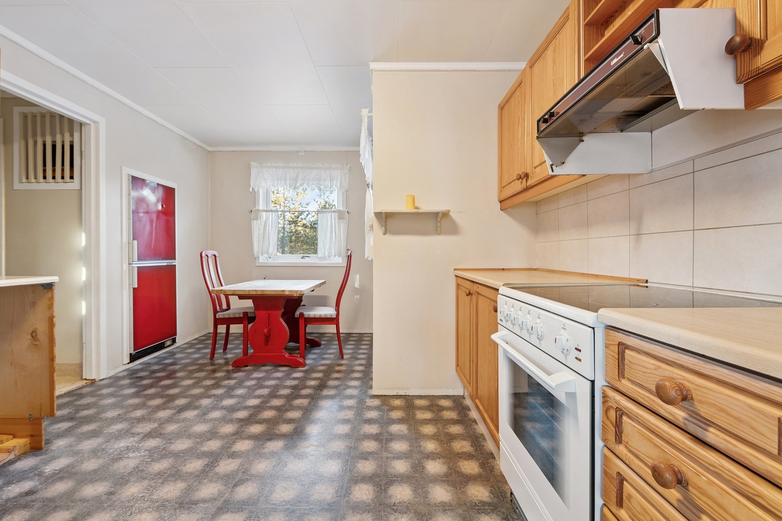 Det er plass til en hyggelig spisekrok på kjøkkenet. Galleribilde