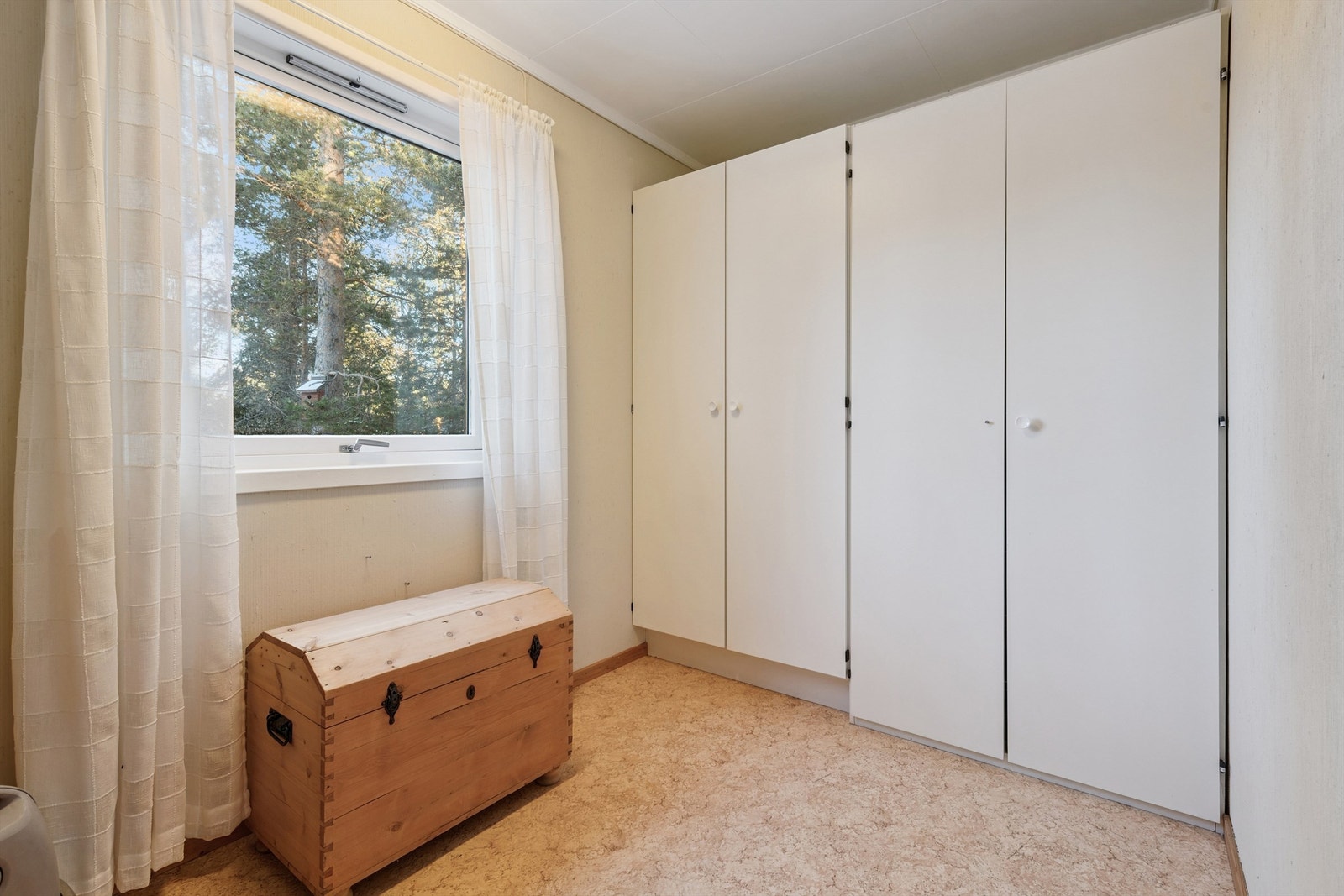 Rom brukt som soverom i første etasje med garderobeskap. Galleribilde