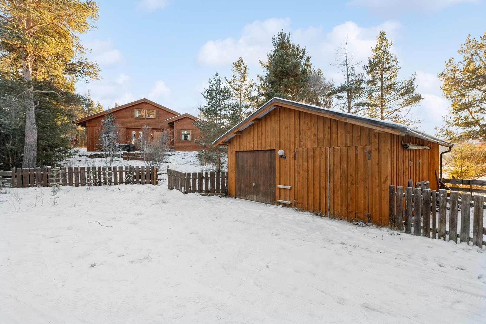 Garasje med god plass til parkering og oppbevaring. Galleribilde