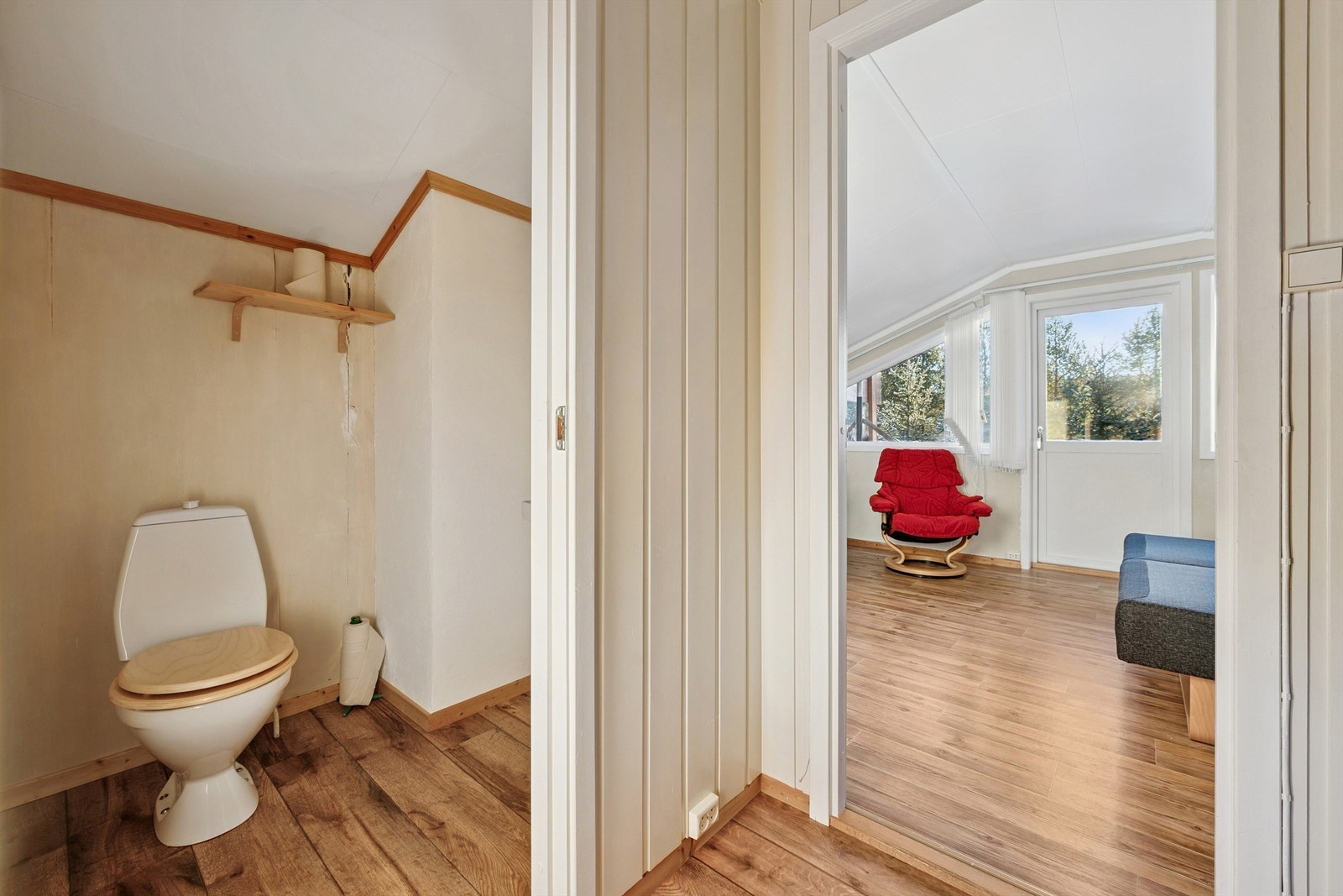 Gang som forbinder soverom og toalettrom i andre etasje. Galleribilde