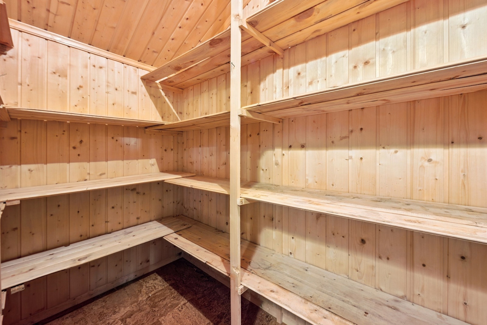 Romslig bod gir rikelig med lagringsplass. Galleribilde