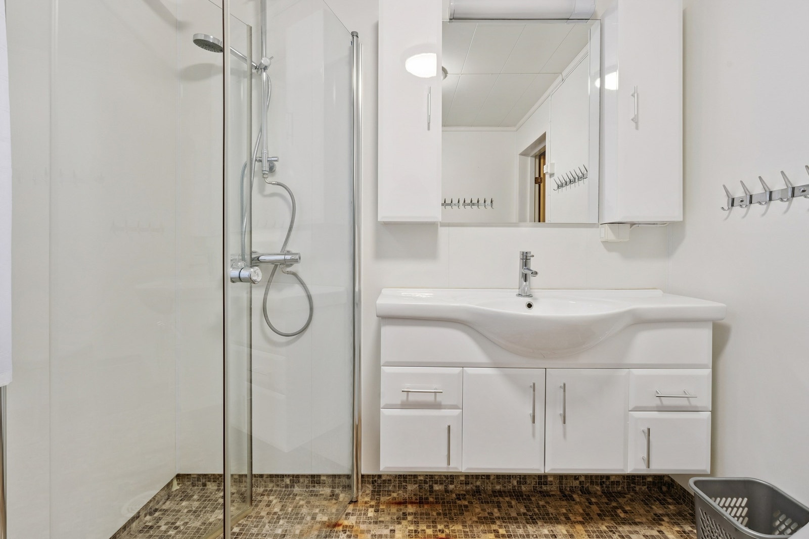 Baderomsinnredningen byr på god oppbevaringsplass. Galleribilde