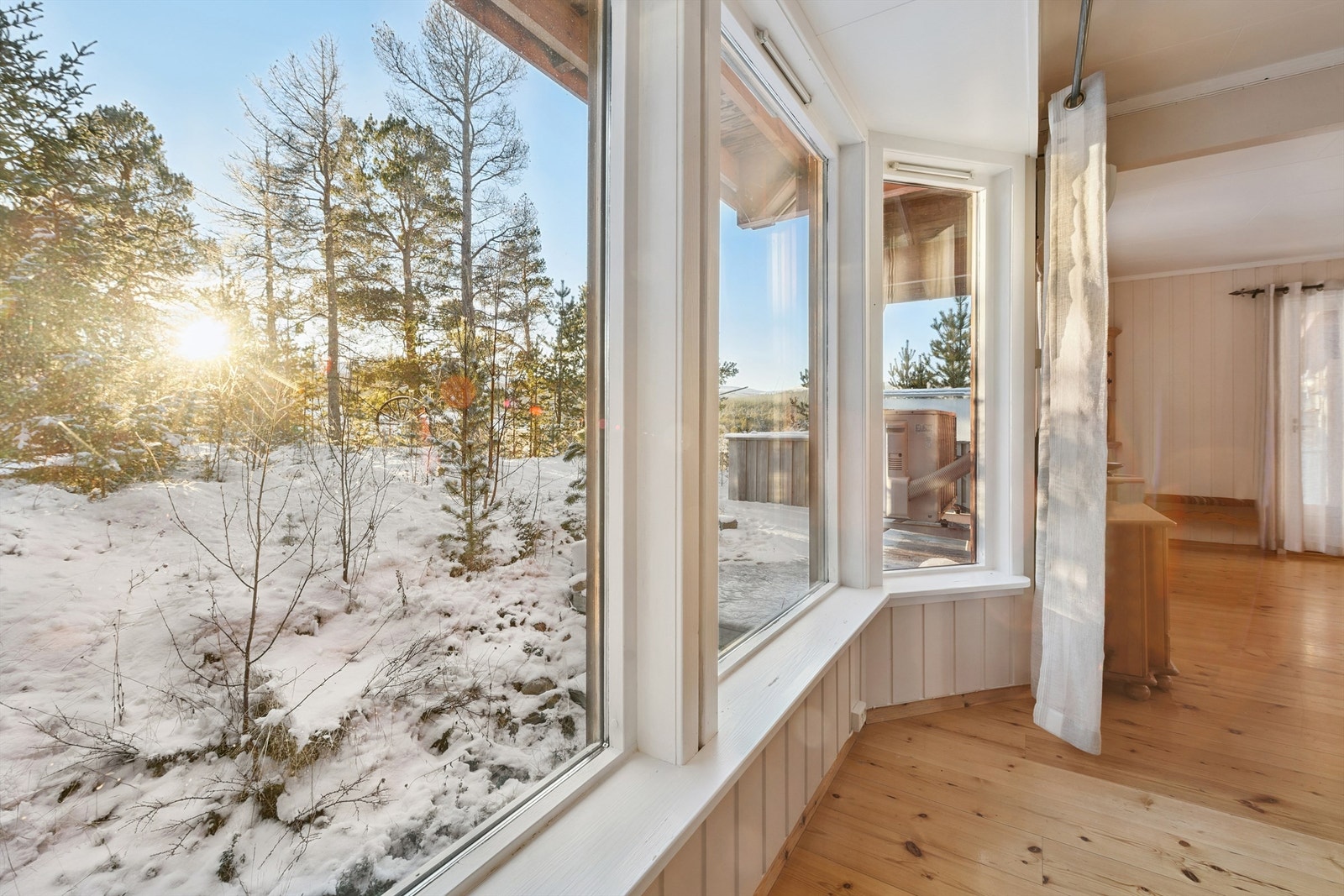 Store vindusflater slipper naturen inn. Galleribilde