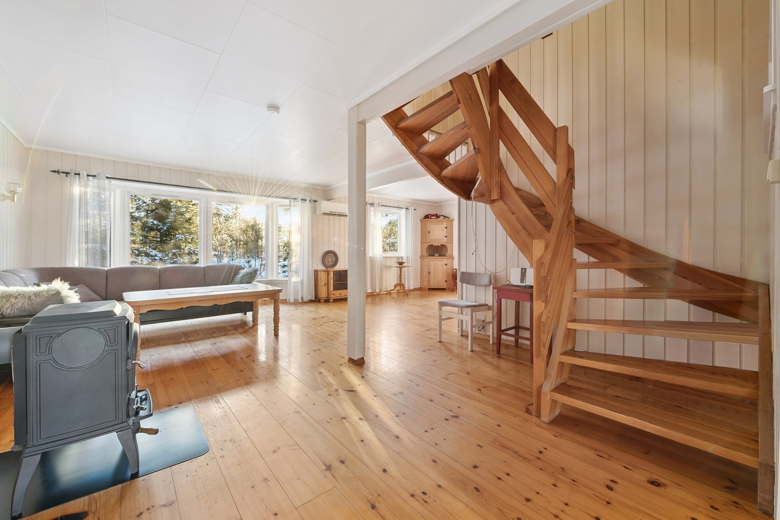 Stuen er romslig med plass til flere soner og har en sentralt plassert vedovn. Galleribilde