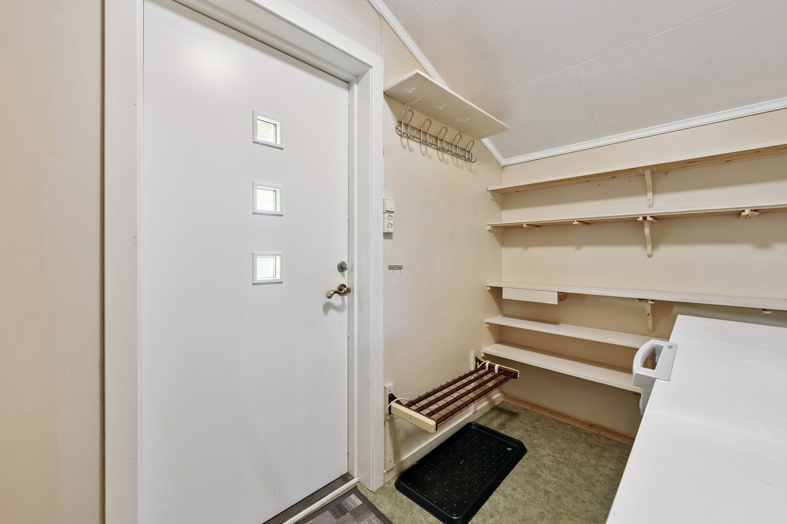 Praktisk grovinngang med gode oppbevaringsmuligheter. Galleribilde