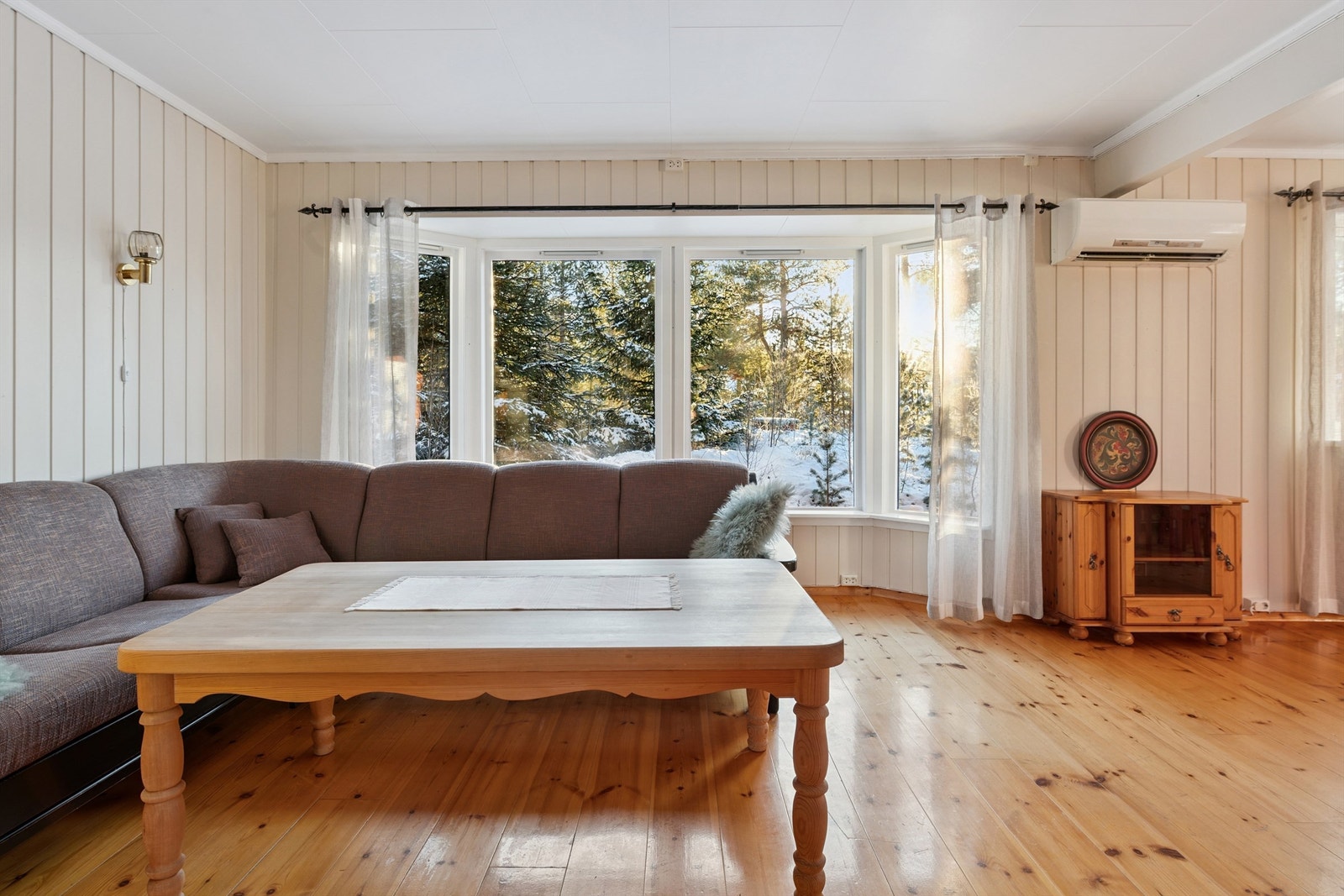 Karnappvinduet i stuen gir rikelig med dagslys og kontakt med naturen utenfor. Galleribilde