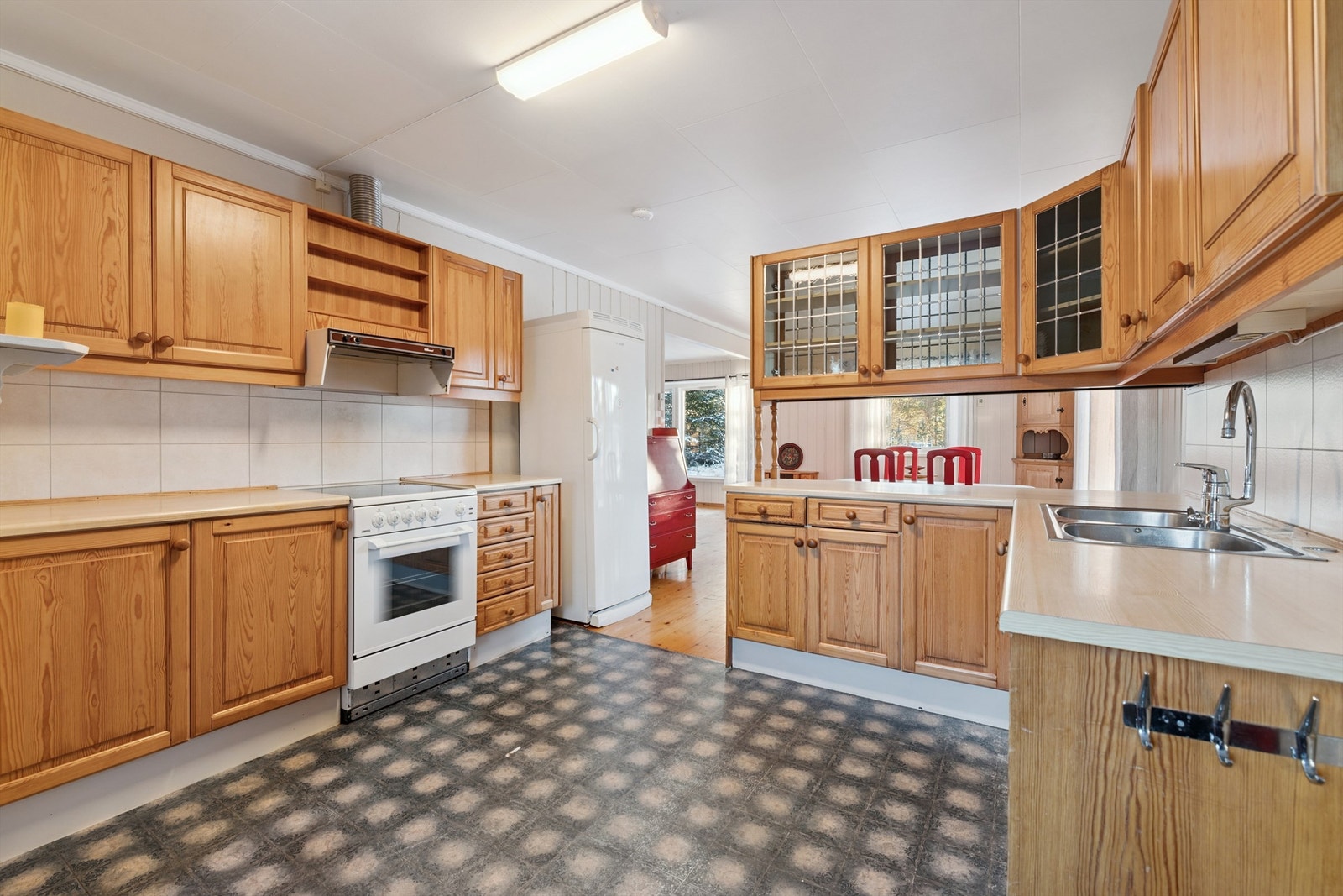 Kjøkkenet har en praktisk innredning i heltre med god skap- og benkeplass. Galleribilde