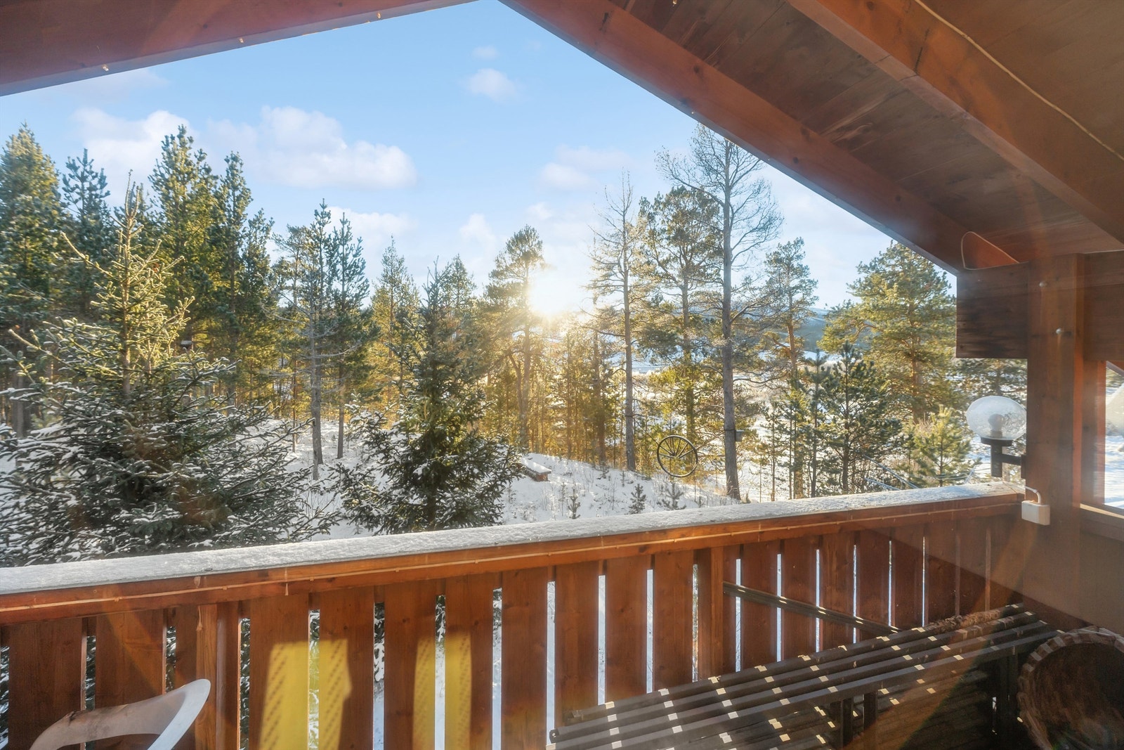 Fra balkongen i andre etasje har man utsikt over skogen. Galleribilde