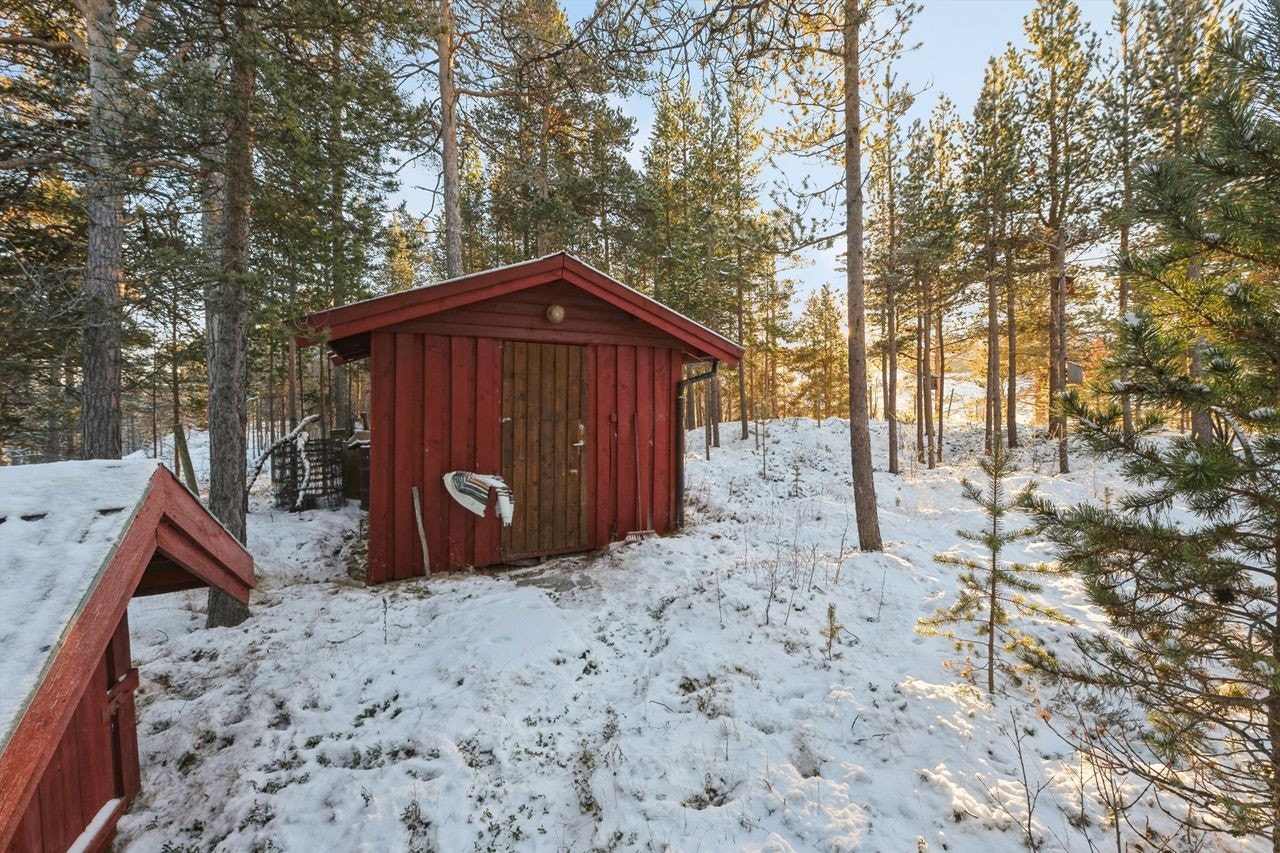 Praktisk uthus på tomten gir gode lagringsmuligheter. Galleribilde