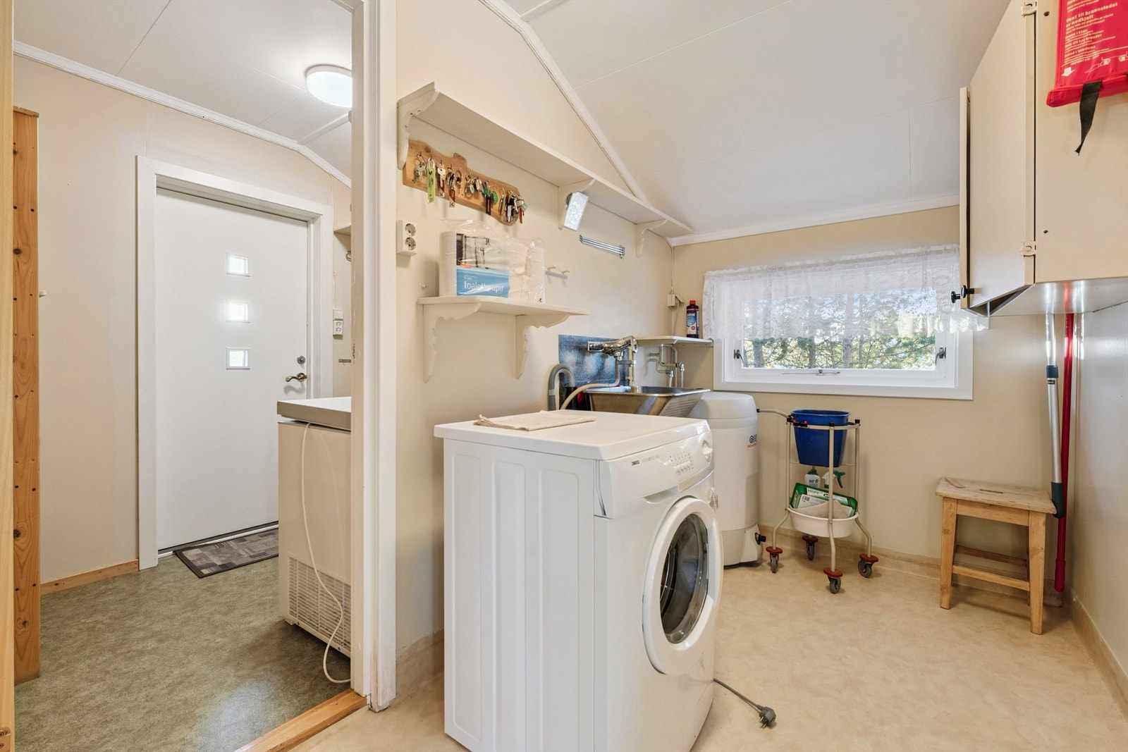 Separat vaskerom med opplegg for vaskemaskin. Galleribilde