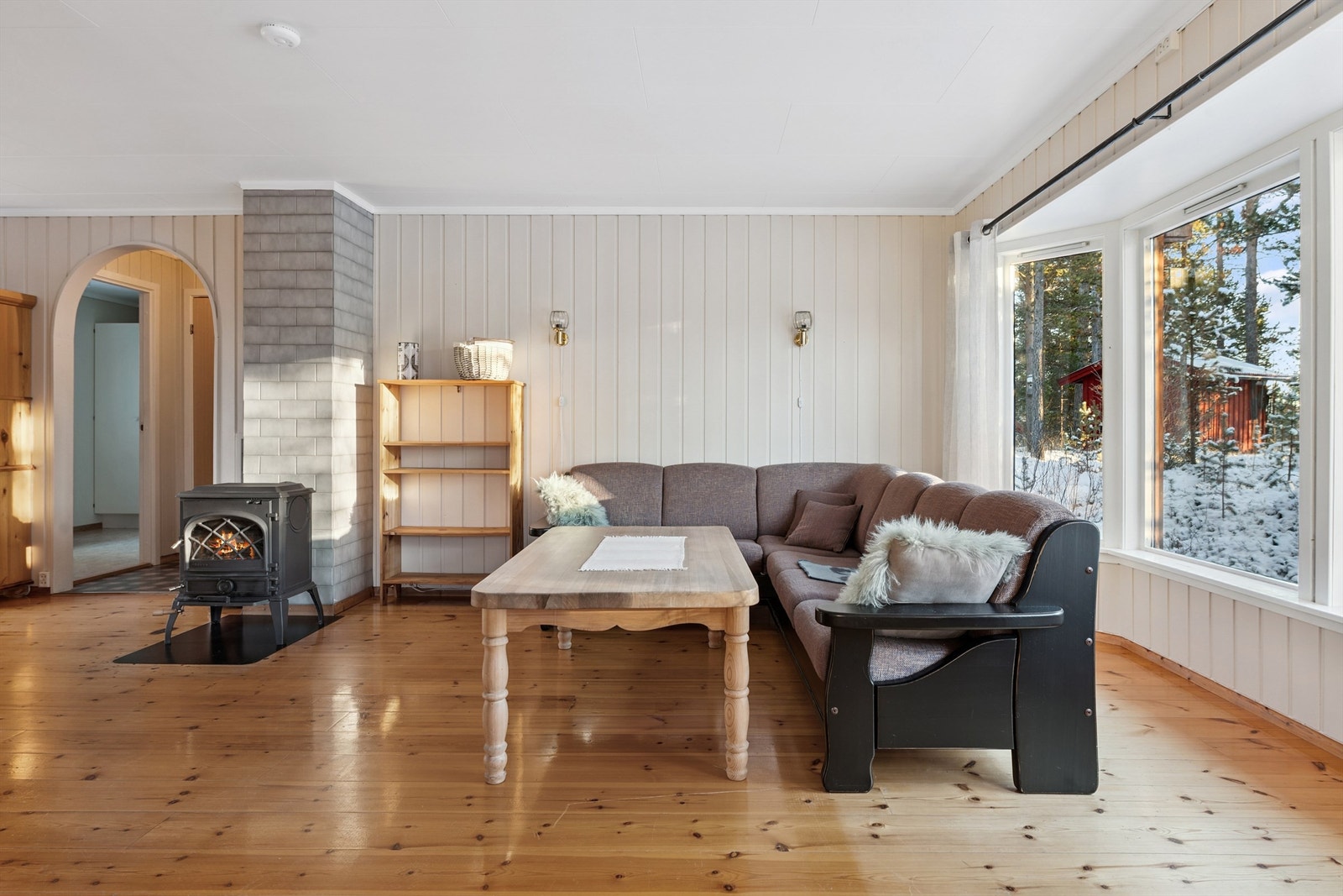 Stuen har god plass til en romslig sofagruppe. Galleribilde