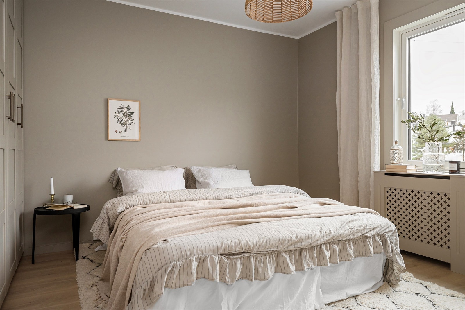 Stort vindu gir svært gode lysforhold og idyllisk utsikt mot vernet grøntareal Galleribilde