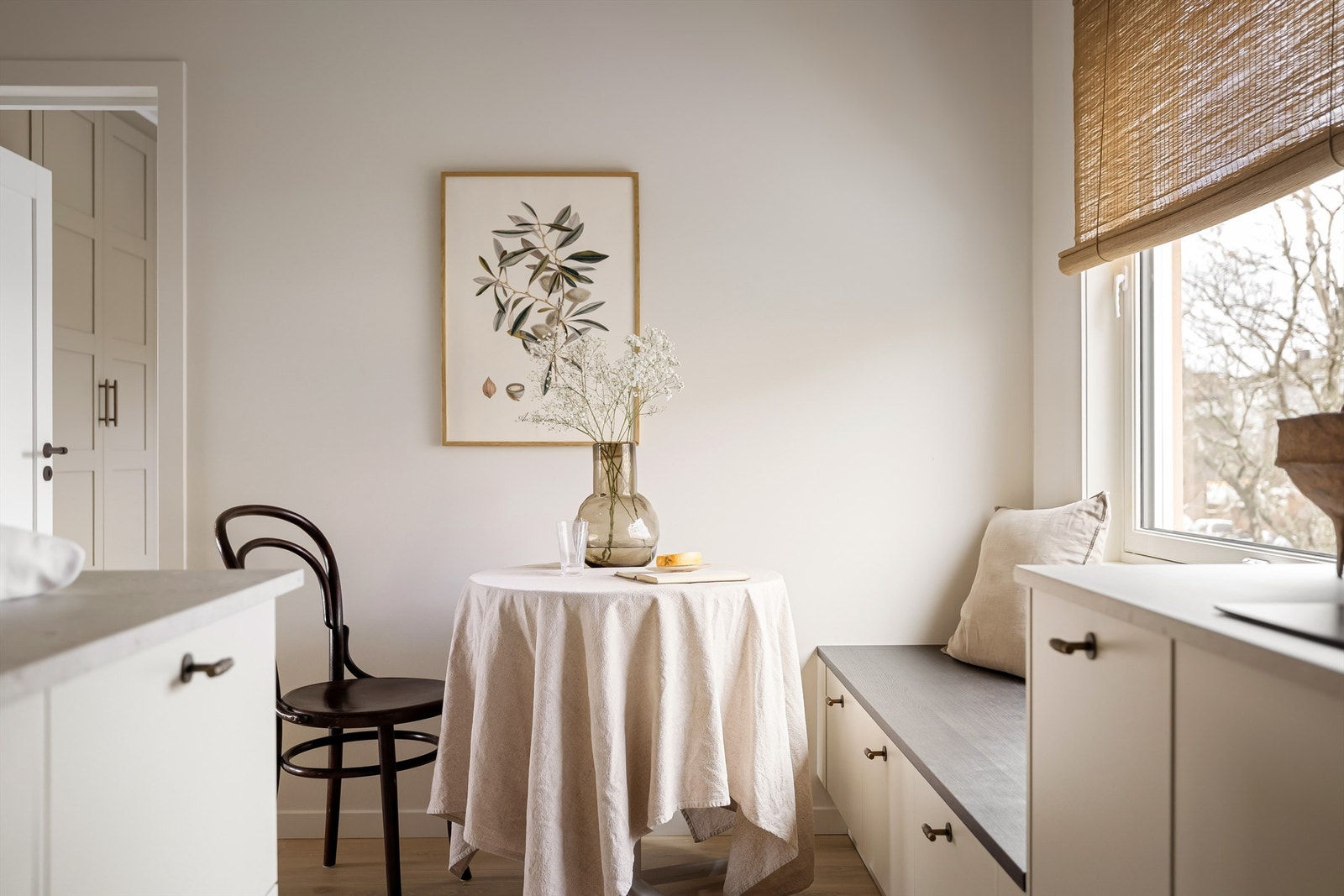 Kjøkkenløsningen er utvidet fra original planløsning, noe som gir godt med benk- og skapplass, samt en smart sittebenk med oppbevaring under Galleribilde